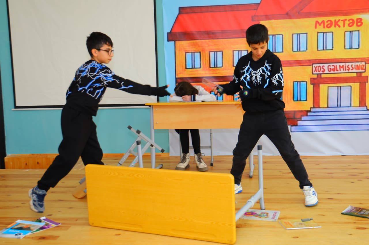 Məktəblilər ""Zorakılığa son" pantomima" adlı tamaşa hazırlayıb