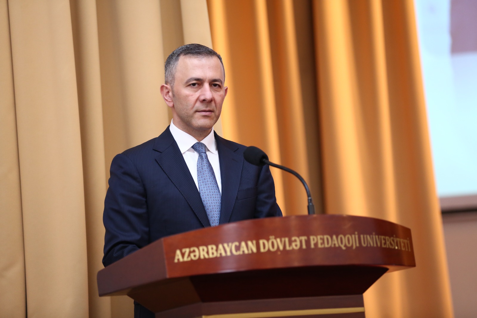 Mətin Kərimli: Müəllim və direktorlarda liderlik xüsusiyyətləri olmalıdır 