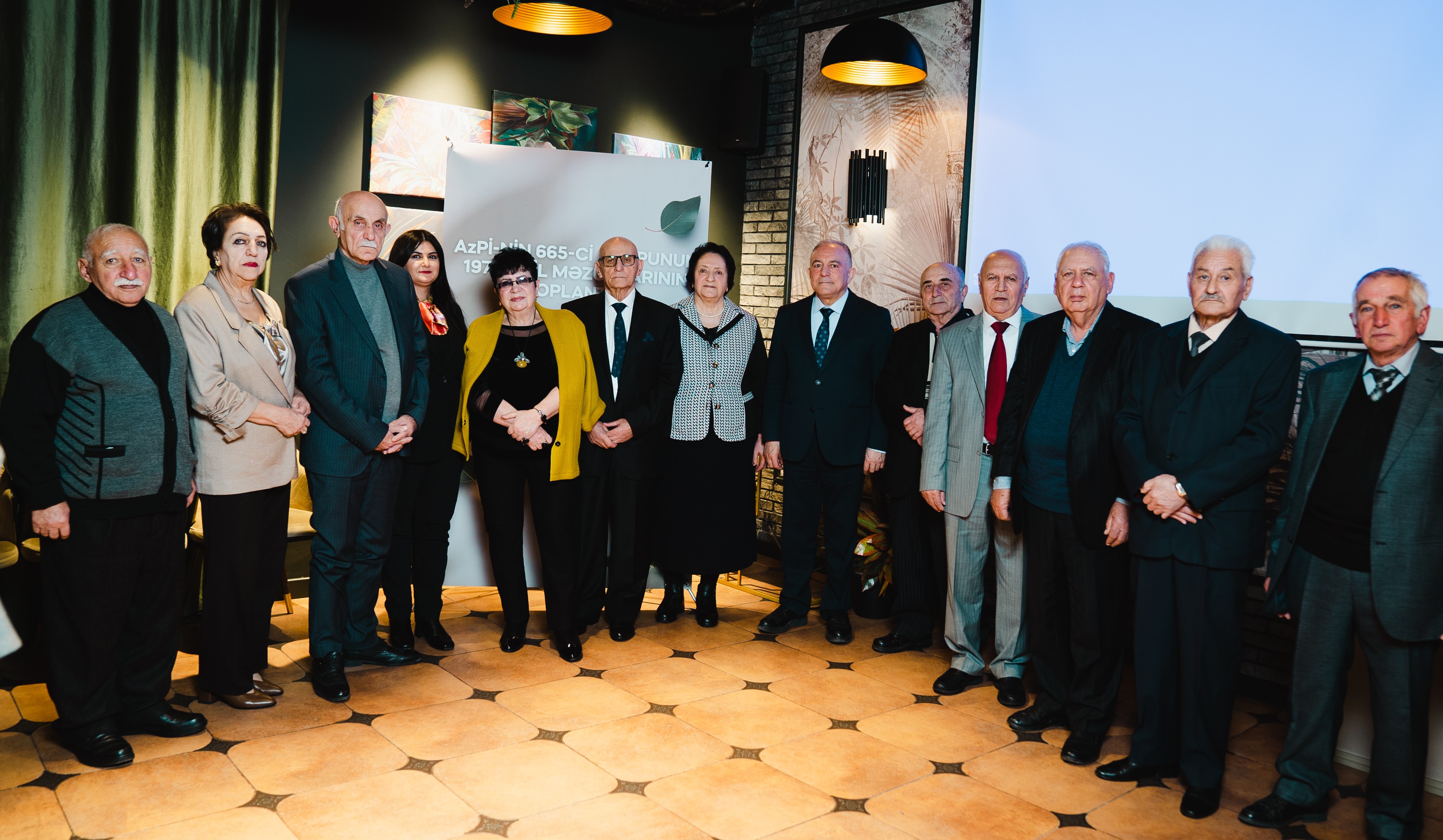 Məzunlar 55 ildən sonra oxuduqları məktəbdə görüşdülər