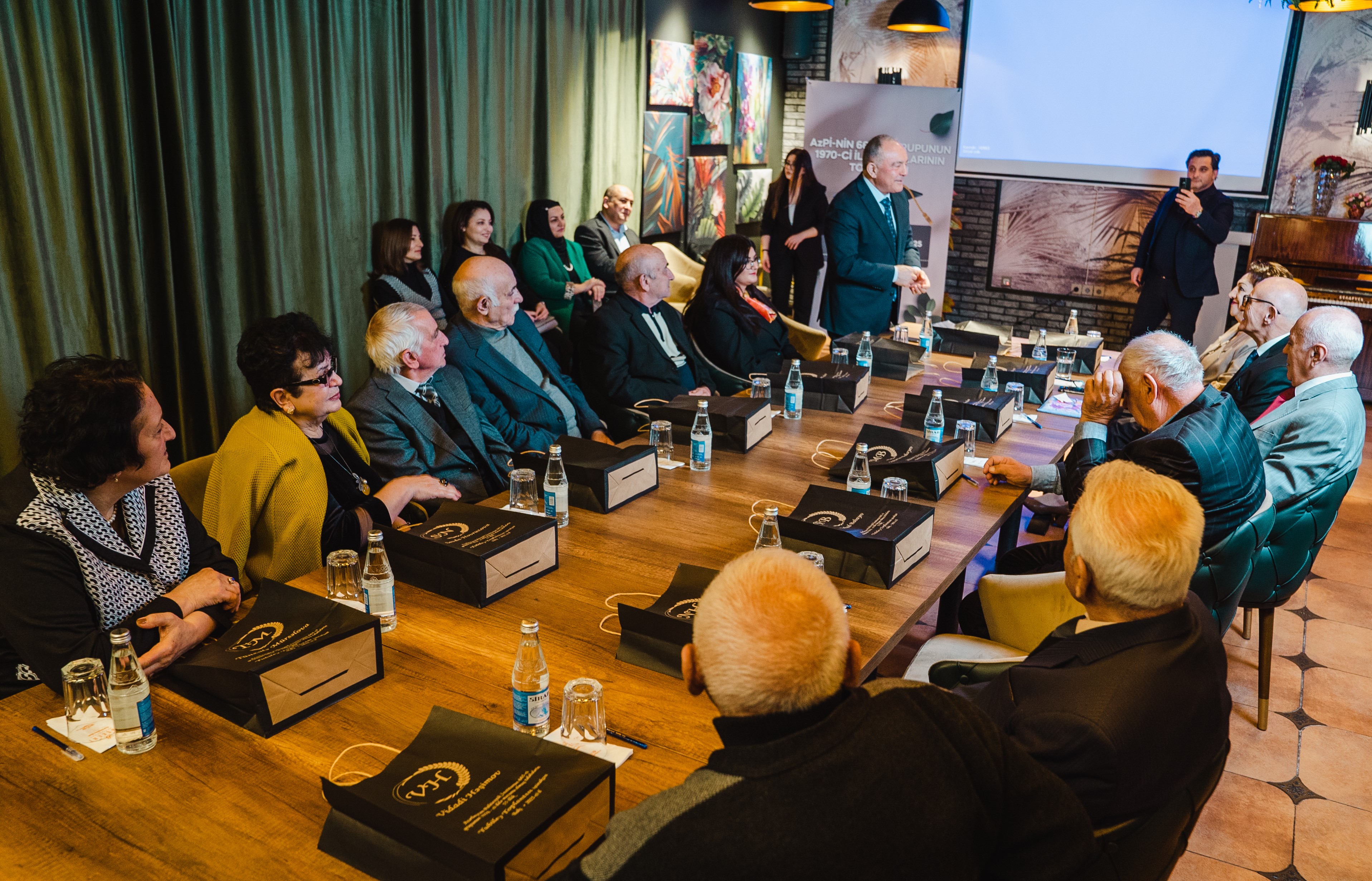 Məzunlar 55 ildən sonra oxuduqları məktəbdə görüşdülər