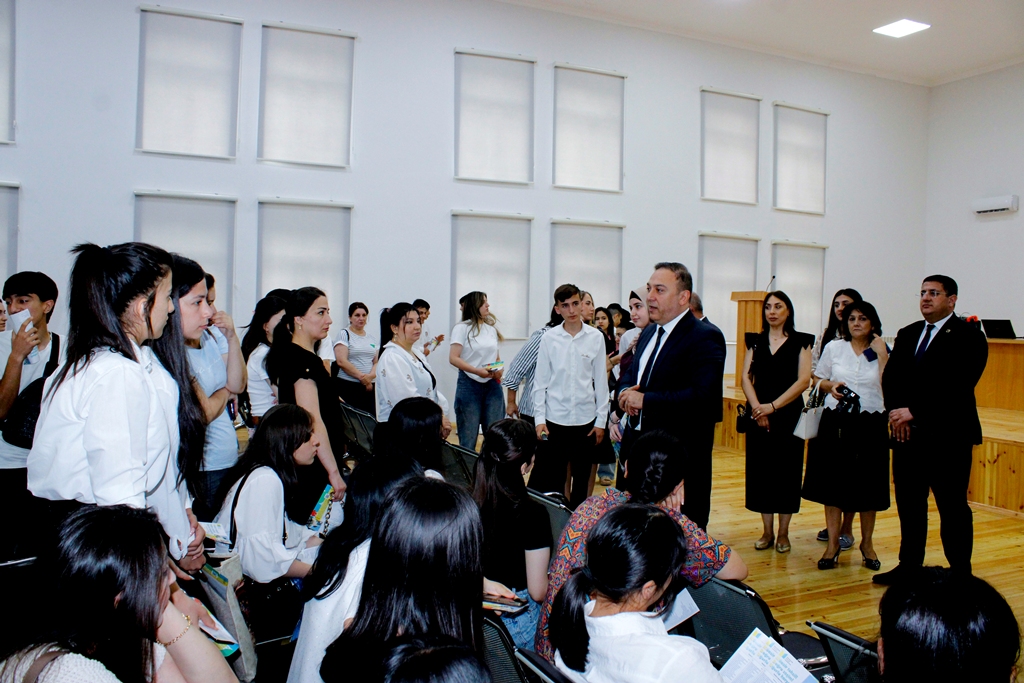 Mingəçevir Dövlət Universitetinin rektoru abituriyentlərlə görüşüb 