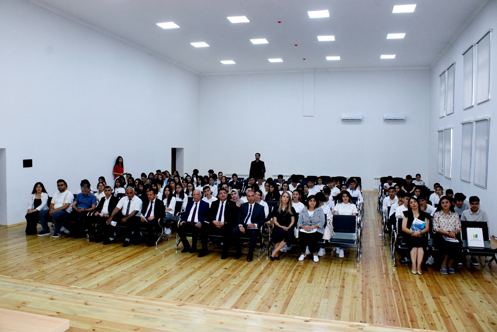 Mingəçevir Dövlət Universitetinin rektoru abituriyentlərlə görüşüb 