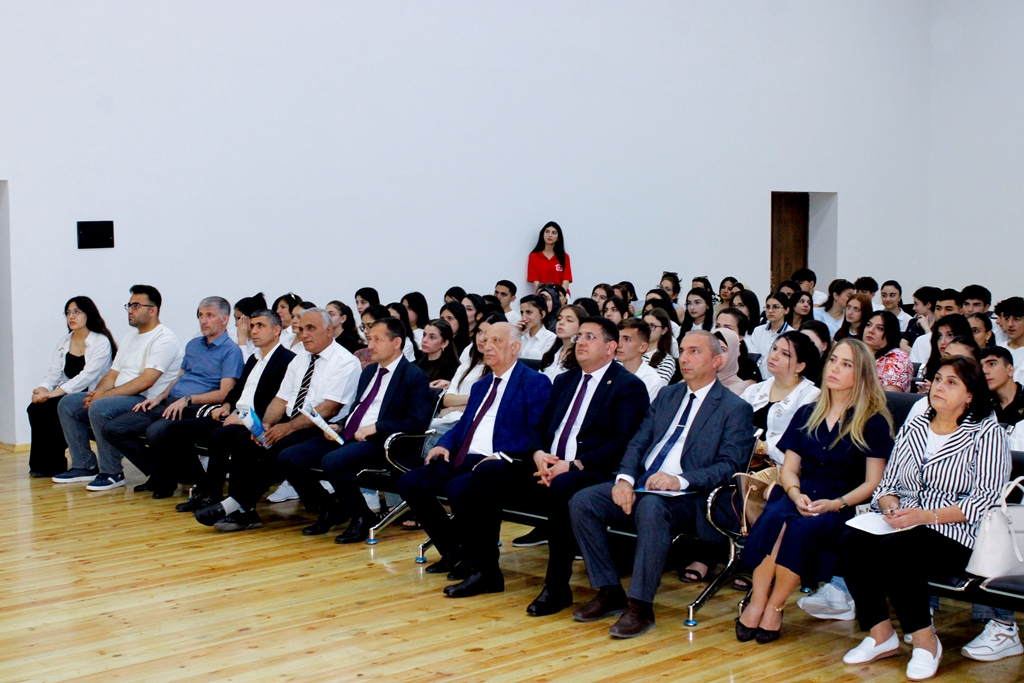 Mingəçevir Dövlət Universitetinin rektoru abituriyentlərlə görüşüb 