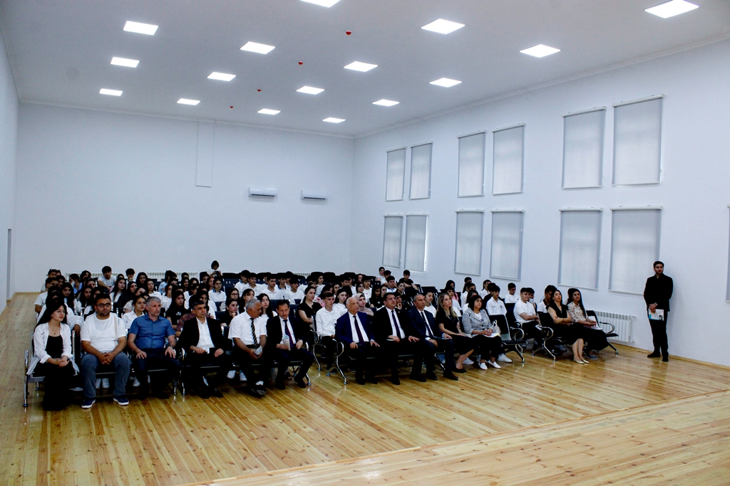 Mingəçevir Dövlət Universitetinin rektoru abituriyentlərlə görüşüb 