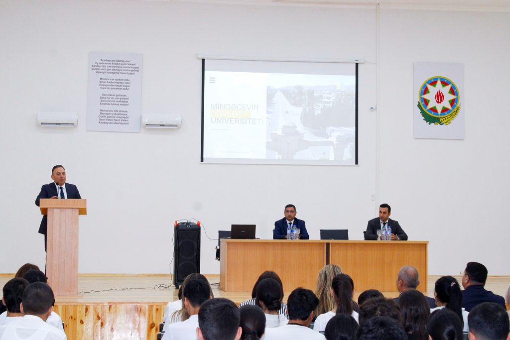 Mingəçevir Dövlət Universitetinin rektoru abituriyentlərlə görüşüb 