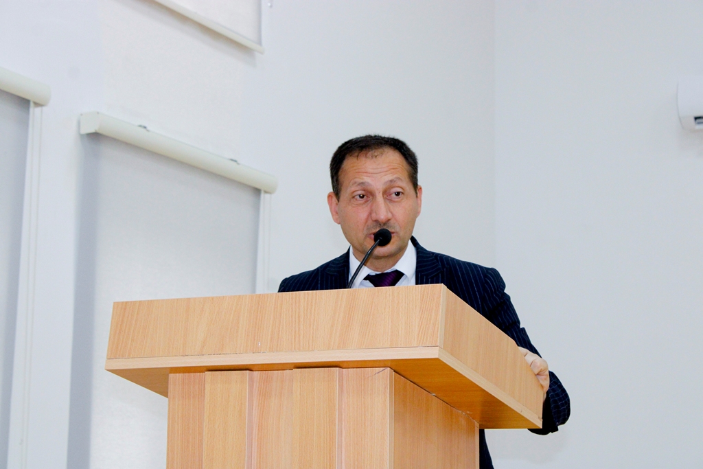 Mingəçevir Dövlət Universitetinin rektoru abituriyentlərlə görüşüb 