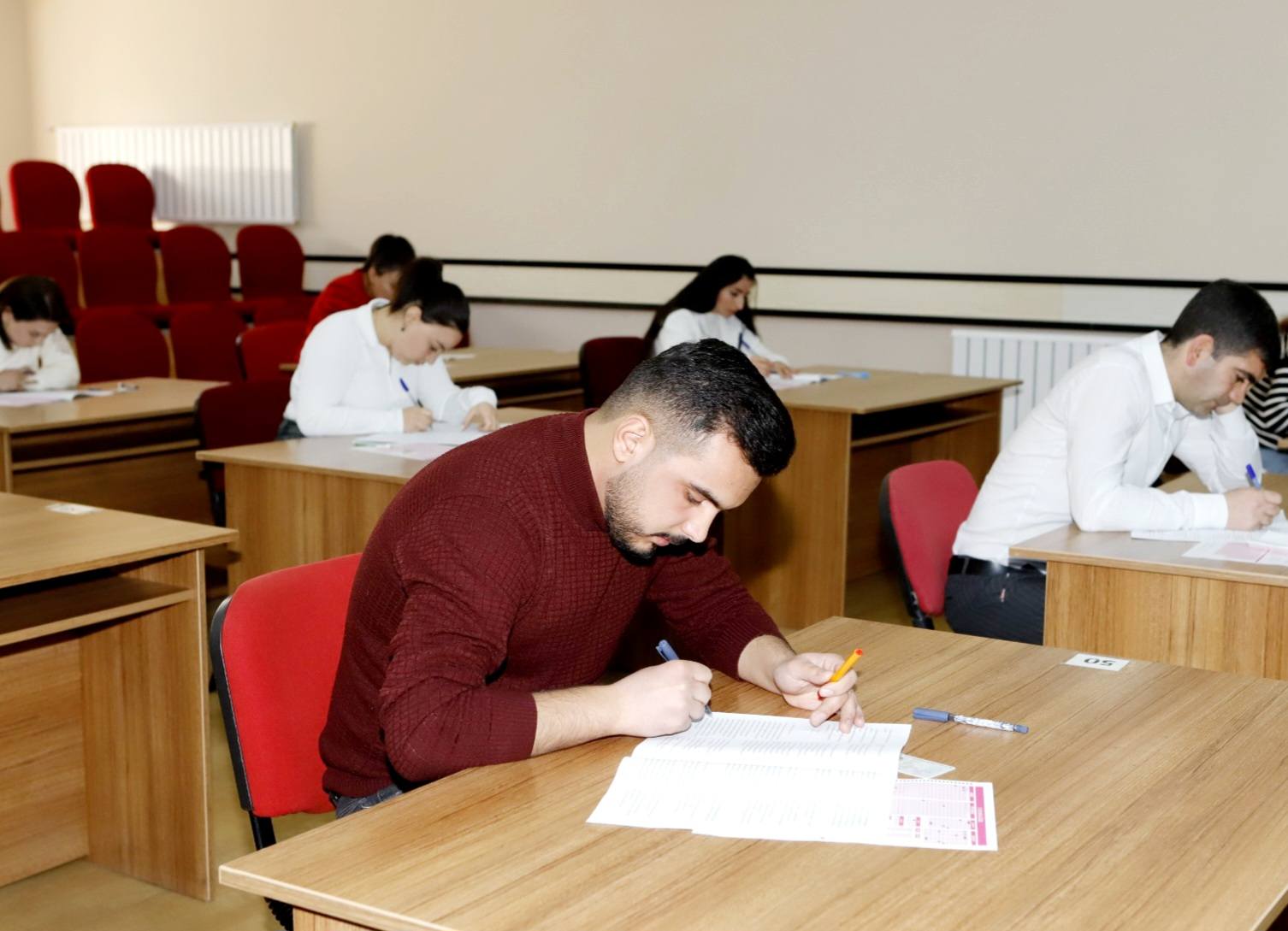 Naxçıvan məktəblərində psixoloq və kitabxanaçı işləmək istəyənlər imtahan veriblər 