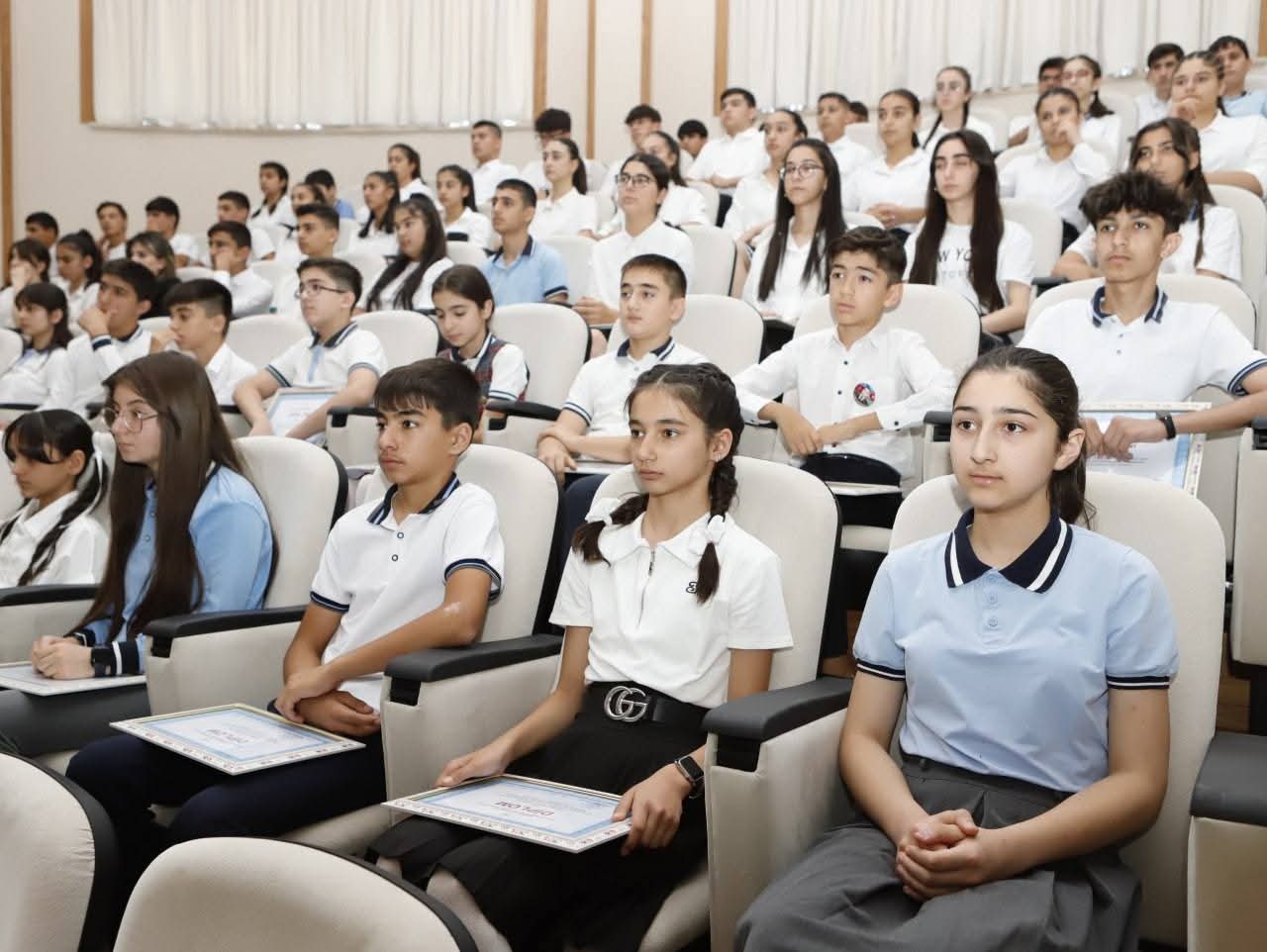 Naxçıvanda şagird nailiyyətlərinin mükafatlandırılmasına həsr olunmuş tədbir keçirilib