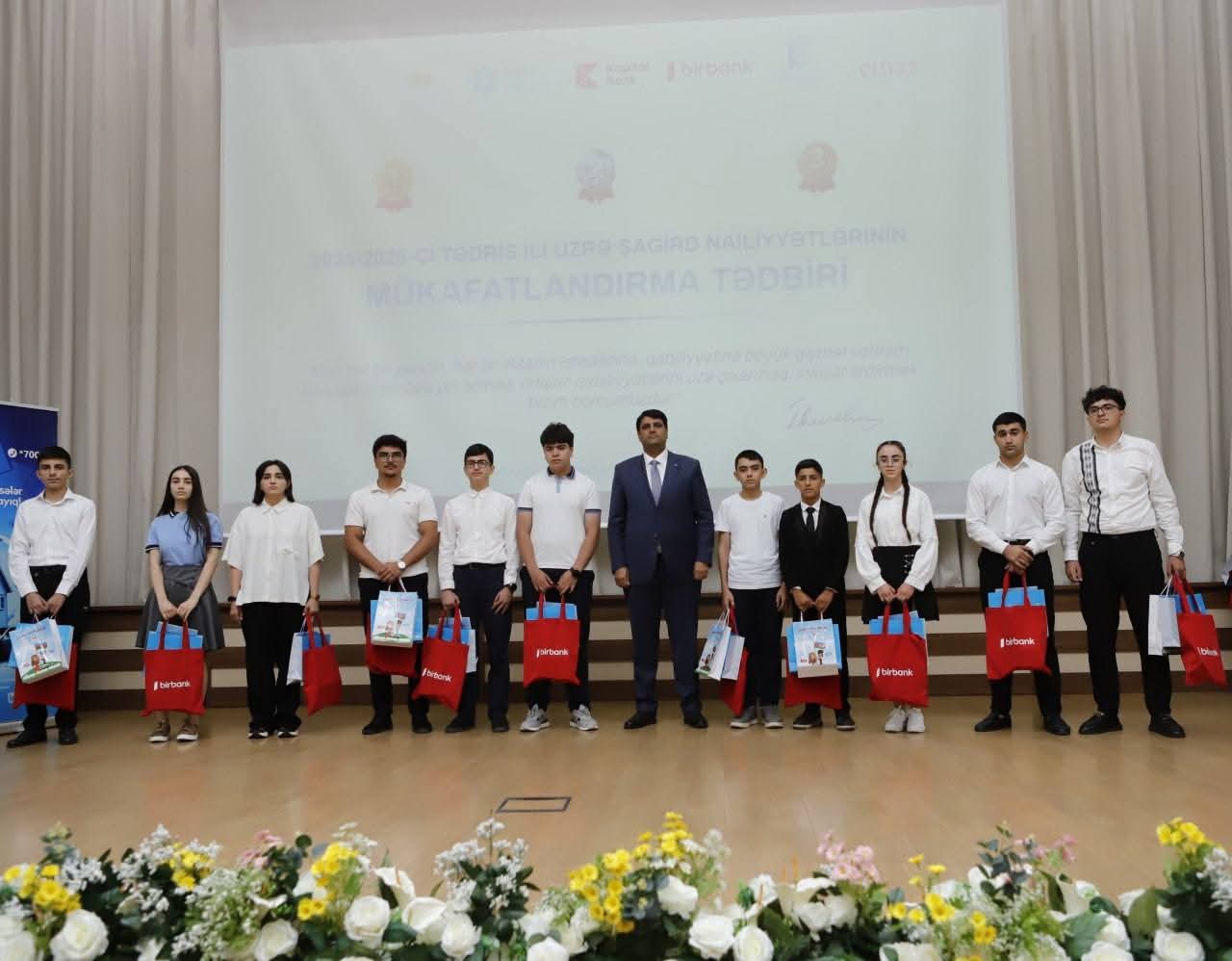 Naxçıvanda şagird nailiyyətlərinin mükafatlandırılmasına həsr olunmuş tədbir keçirilib