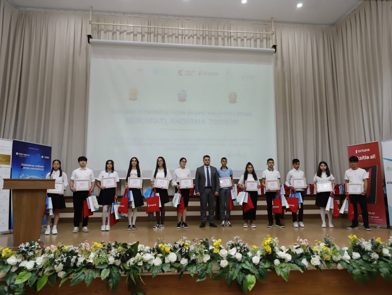 Naxçıvanda şagird nailiyyətlərinin mükafatlandırılmasına həsr olunmuş tədbir keçirilib