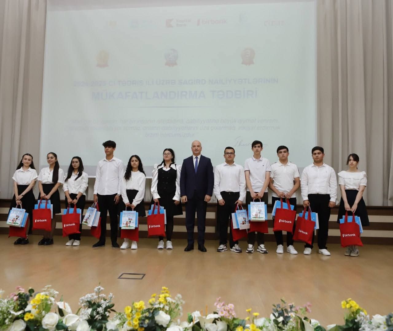 Naxçıvanda şagird nailiyyətlərinin mükafatlandırılmasına həsr olunmuş tədbir keçirilib