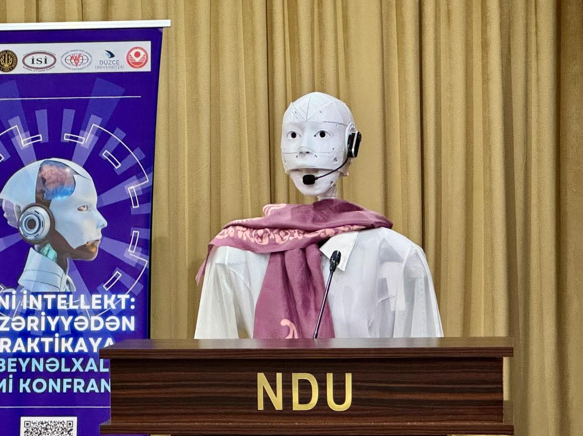 Naxçıvanda süni intellektli qadın konfransa moderatorluq edir - VİDEO 