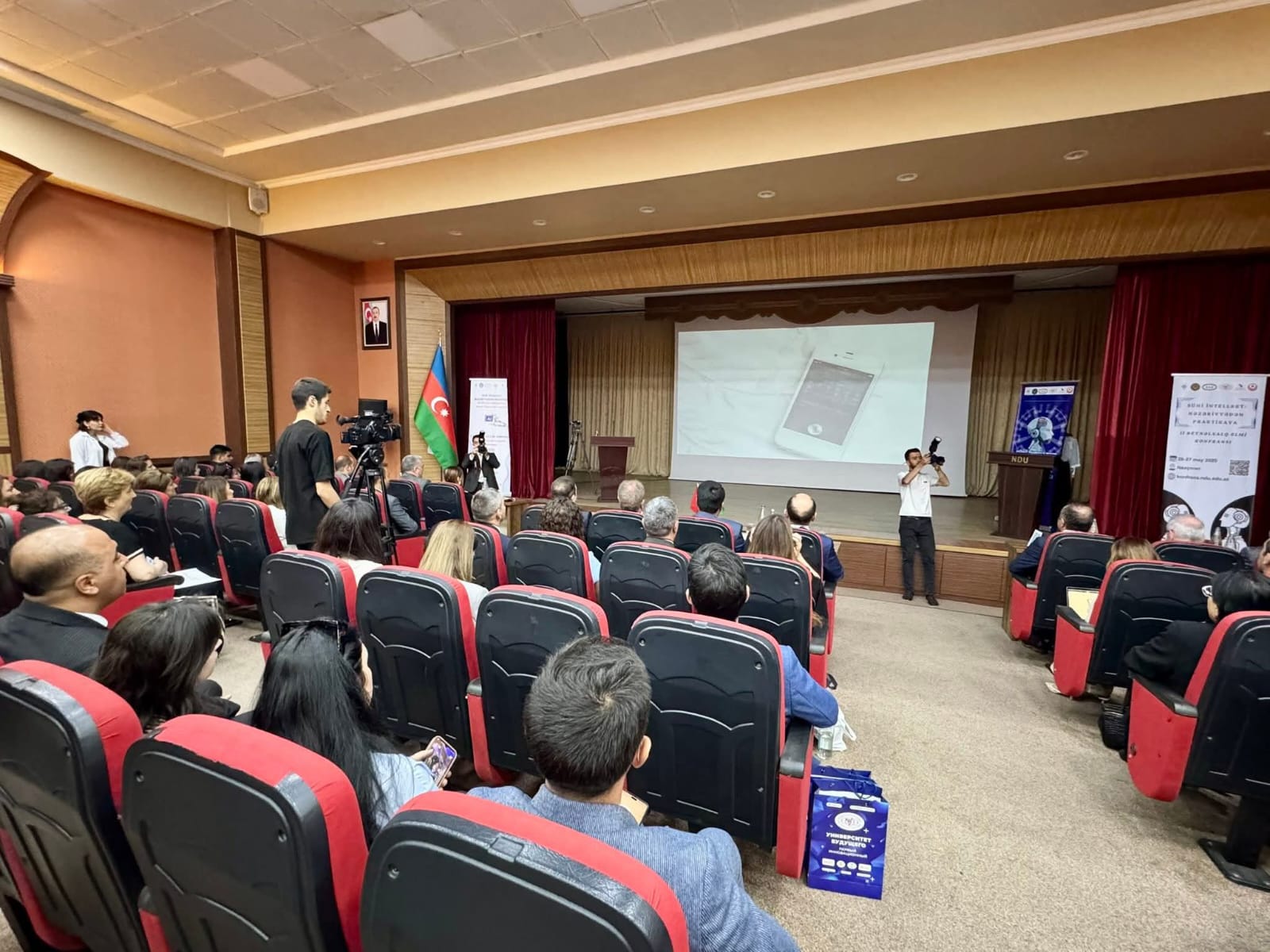 Naxçıvanda süni intellektli qadın konfransa moderatorluq edir - VİDEO