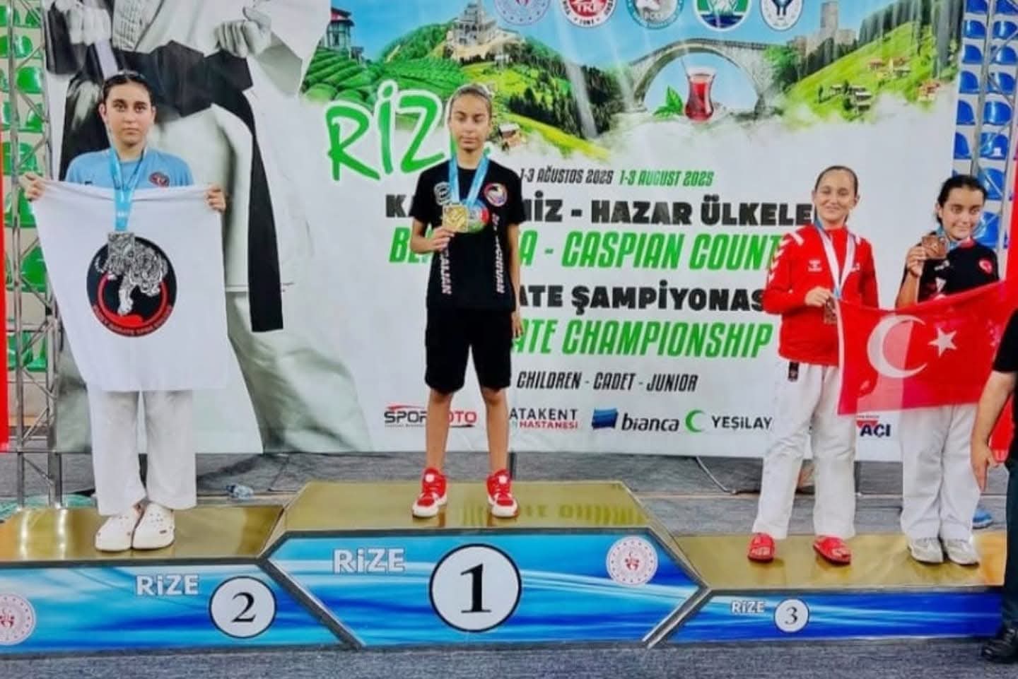 Naxçıvanın karateçiləri Türkiyədən medalla döndülər  