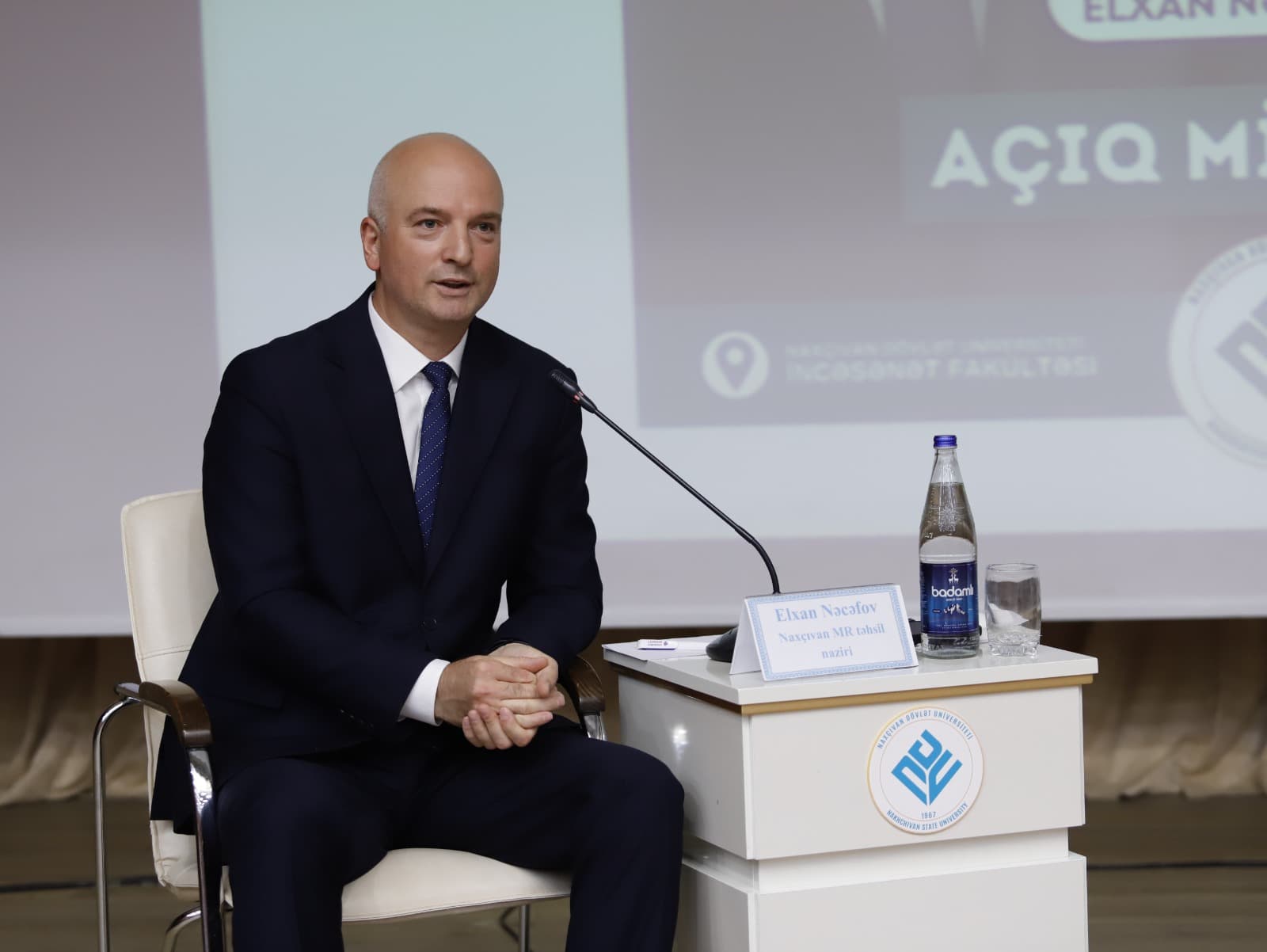 Naxçıvanın təhsil naziri tələbələrlə görüşüb