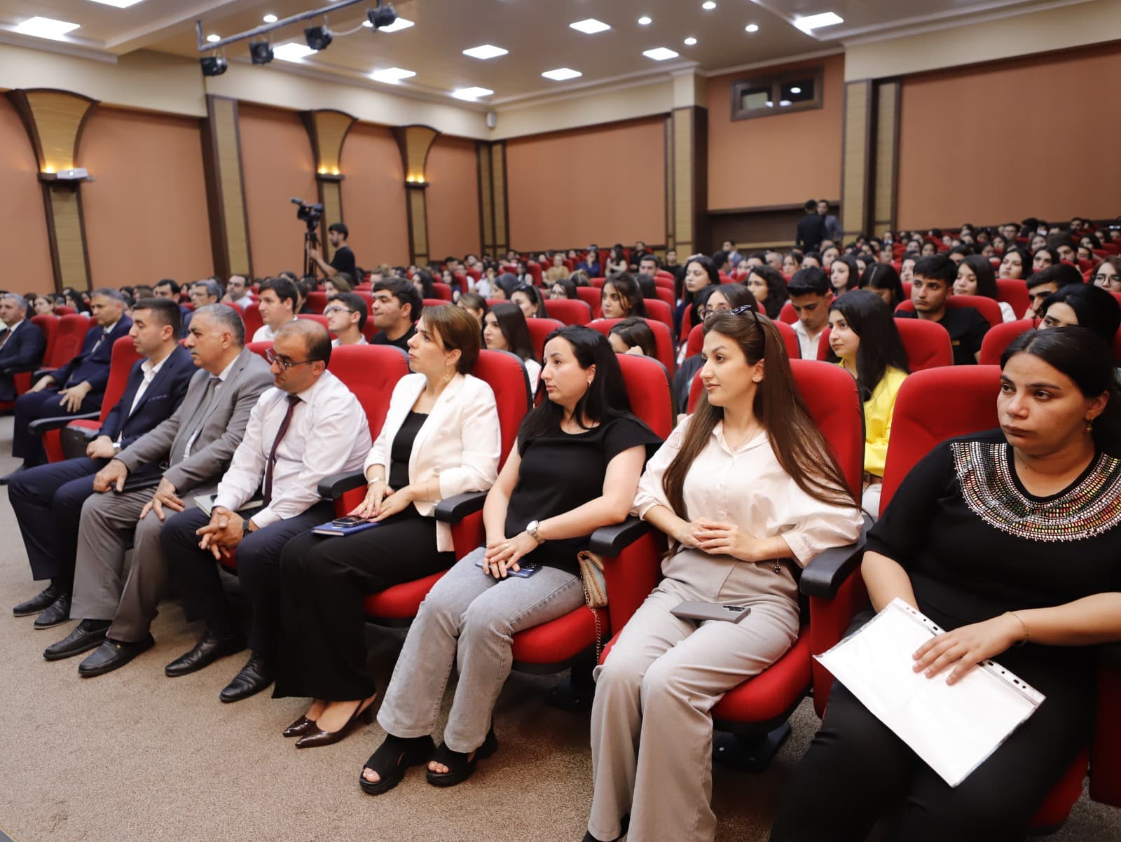 Naxçıvanın təhsil naziri tələbələrlə görüşüb