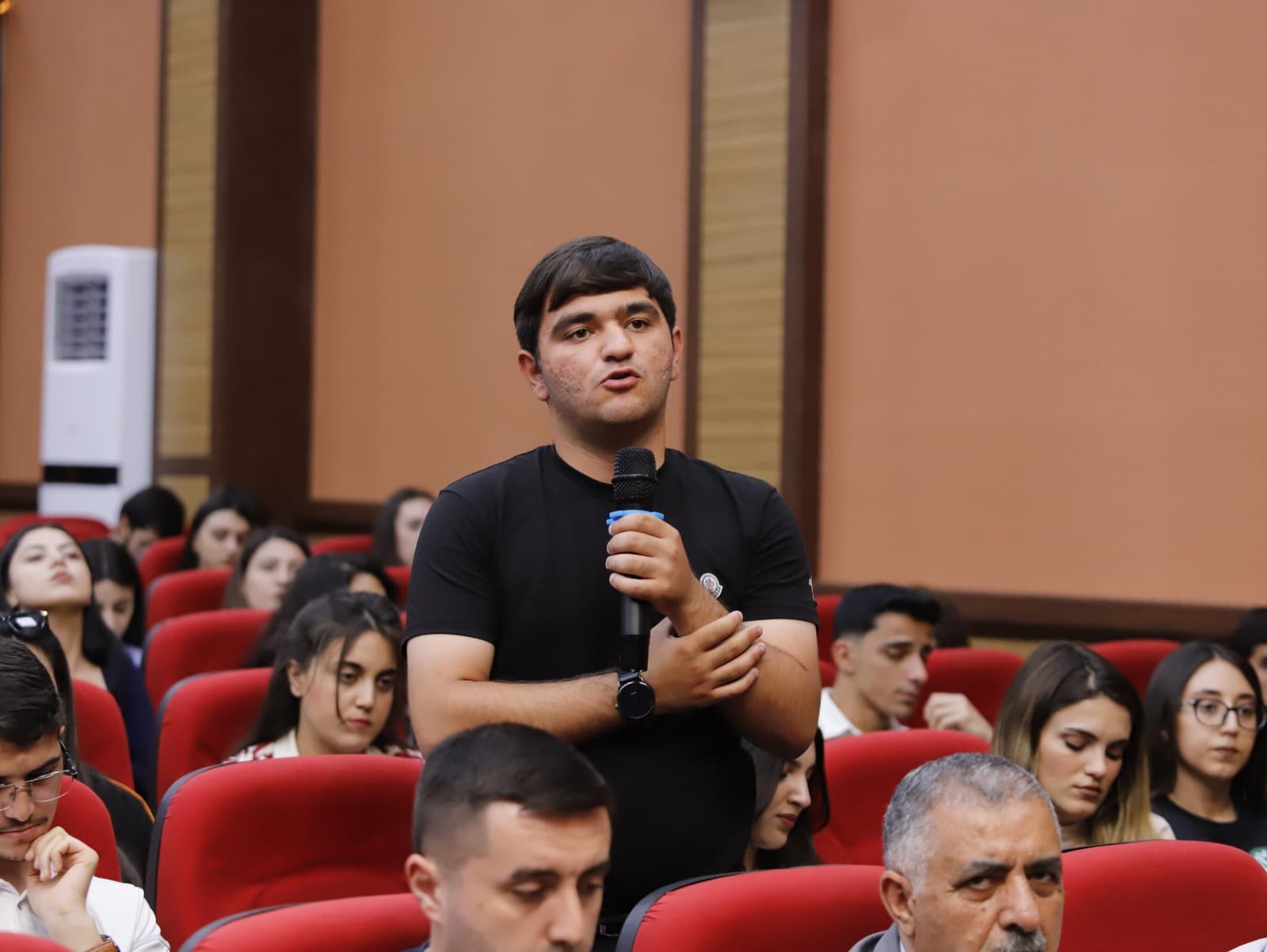 Naxçıvanın təhsil naziri tələbələrlə görüşüb