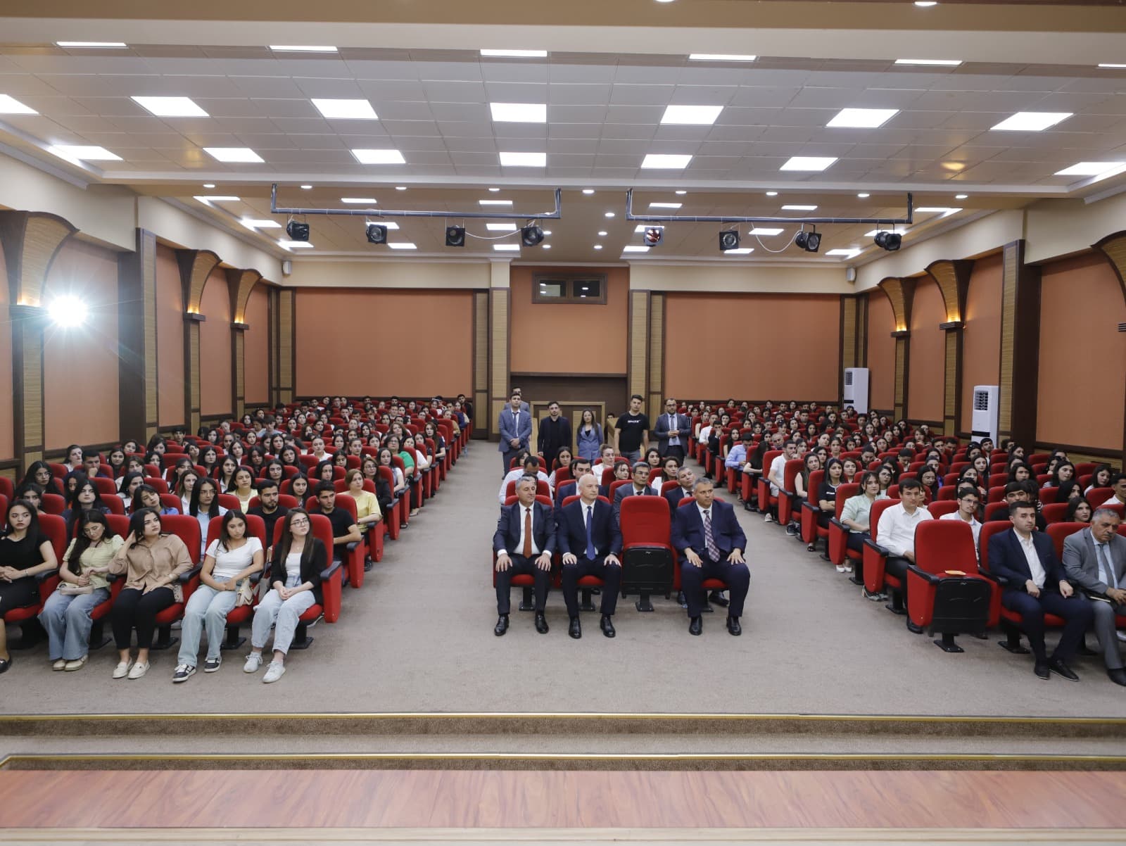 Naxçıvanın təhsil naziri tələbələrlə görüşüb