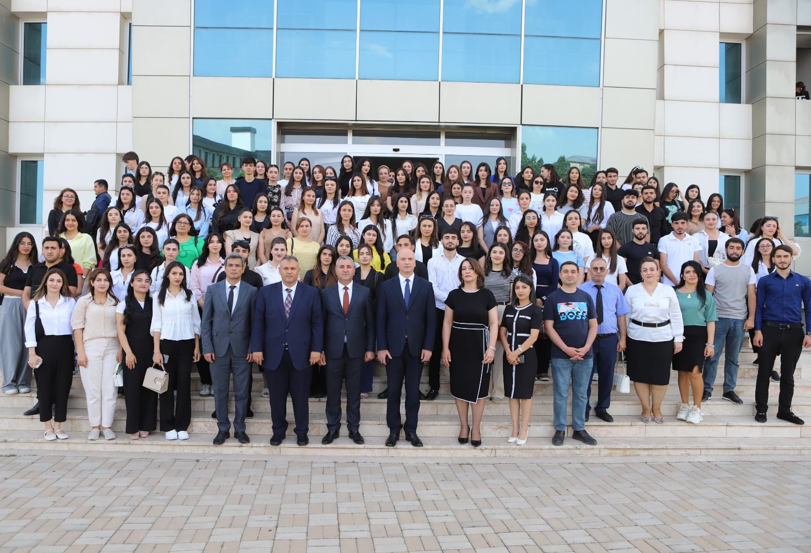 Naxçıvanın təhsil naziri tələbələrlə görüşüb