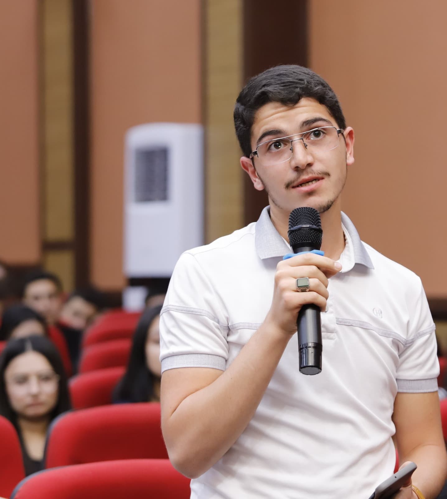 Naxçıvanın təhsil naziri tələbələrlə görüşüb