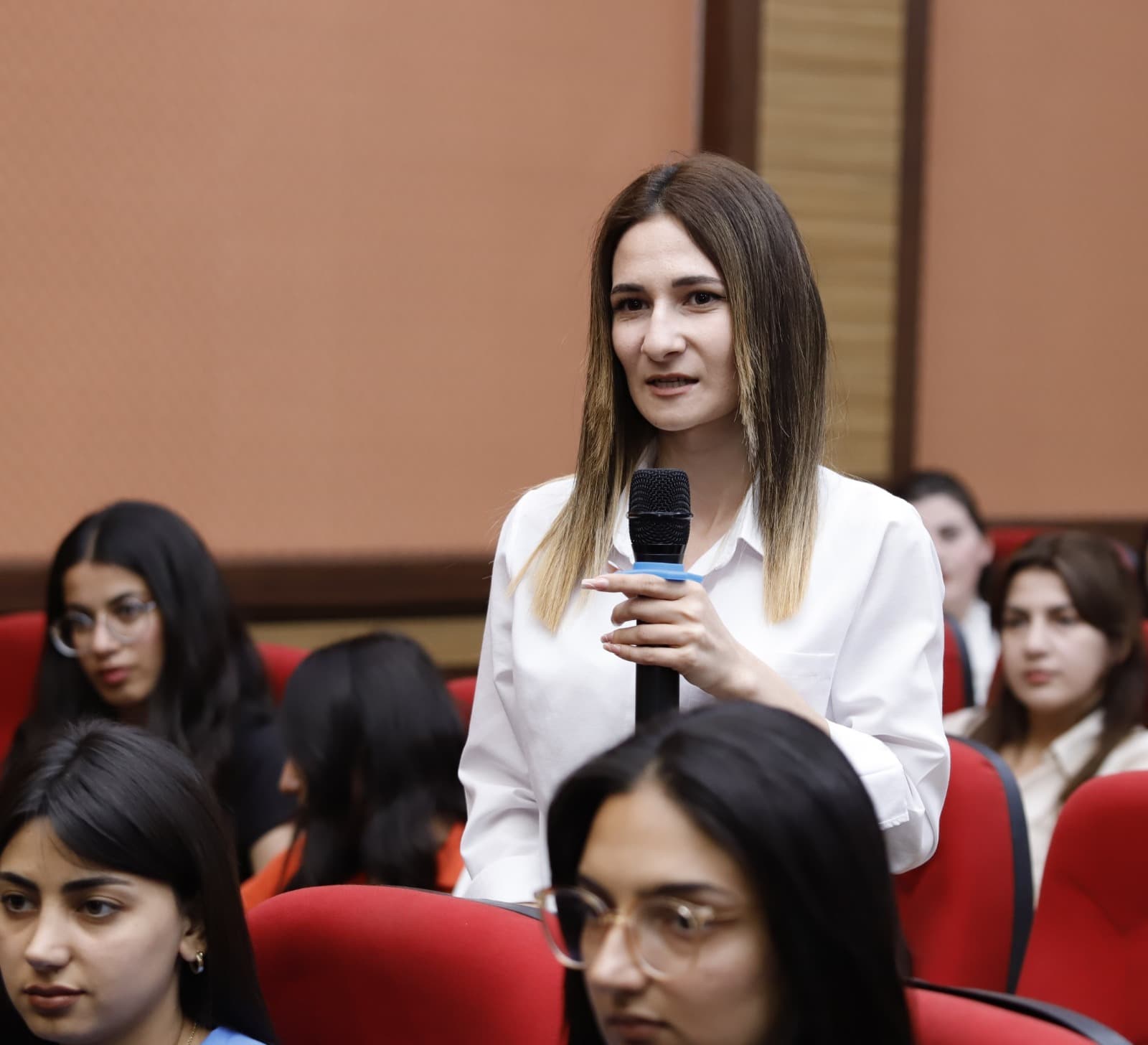 Naxçıvanın təhsil naziri tələbələrlə görüşüb