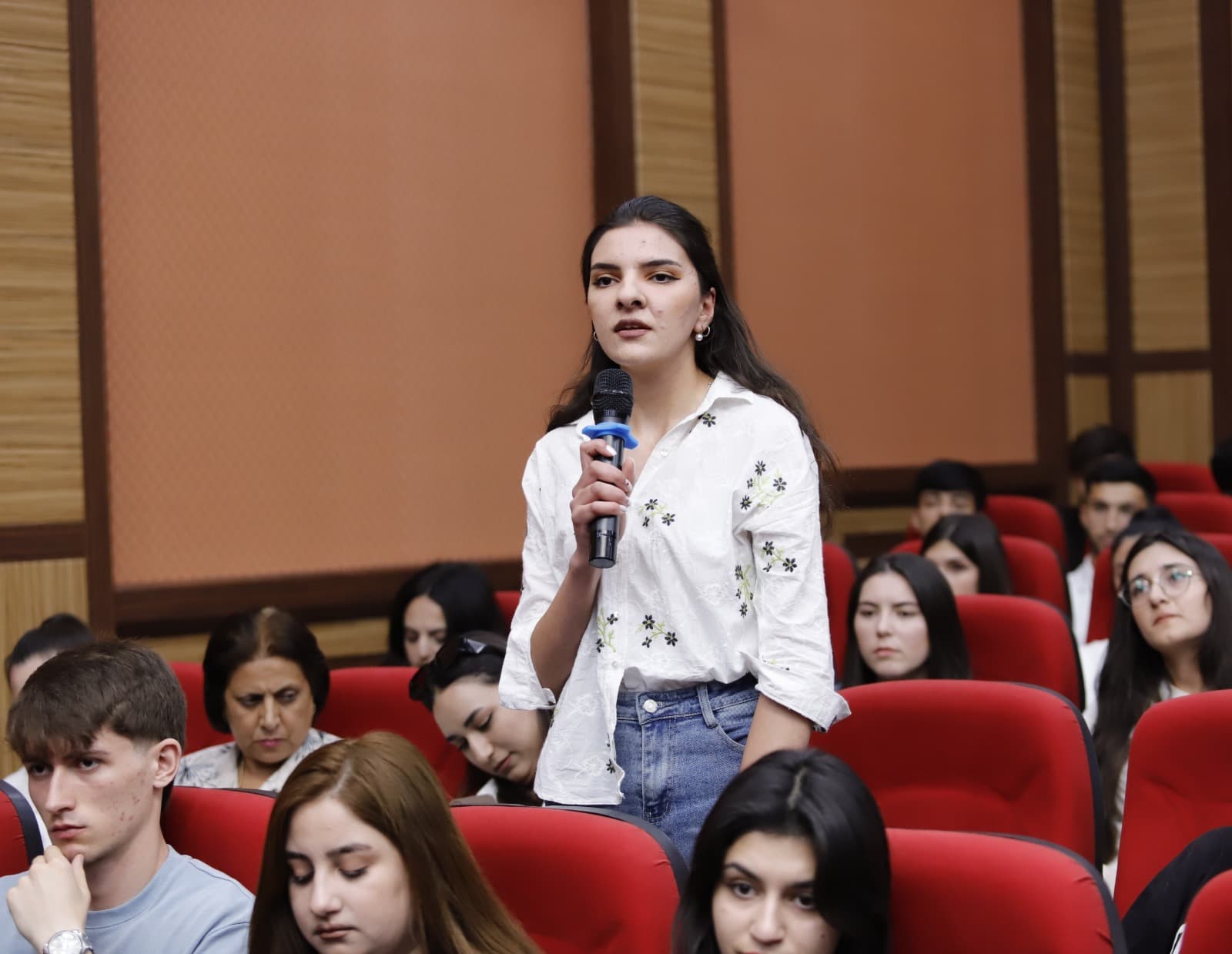 Naxçıvanın təhsil naziri tələbələrlə görüşüb