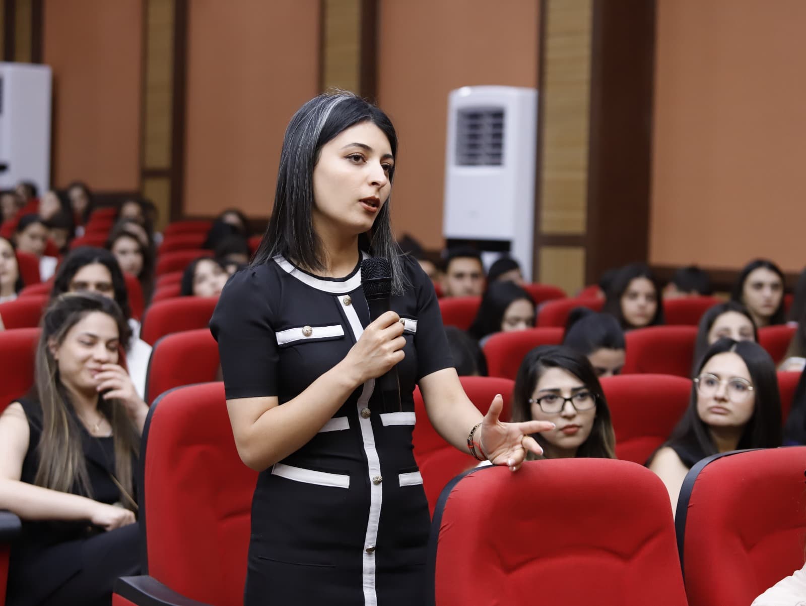 Naxçıvanın təhsil naziri tələbələrlə görüşüb