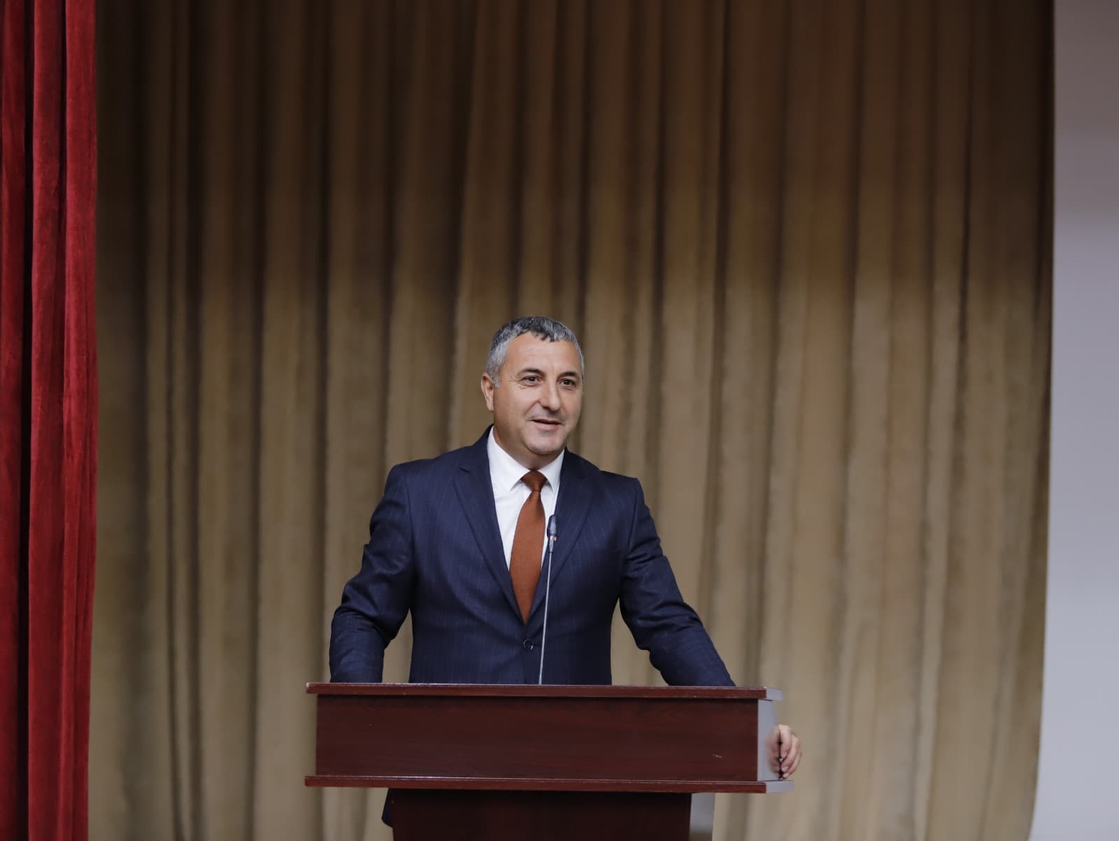 Naxçıvanın təhsil naziri tələbələrlə görüşüb