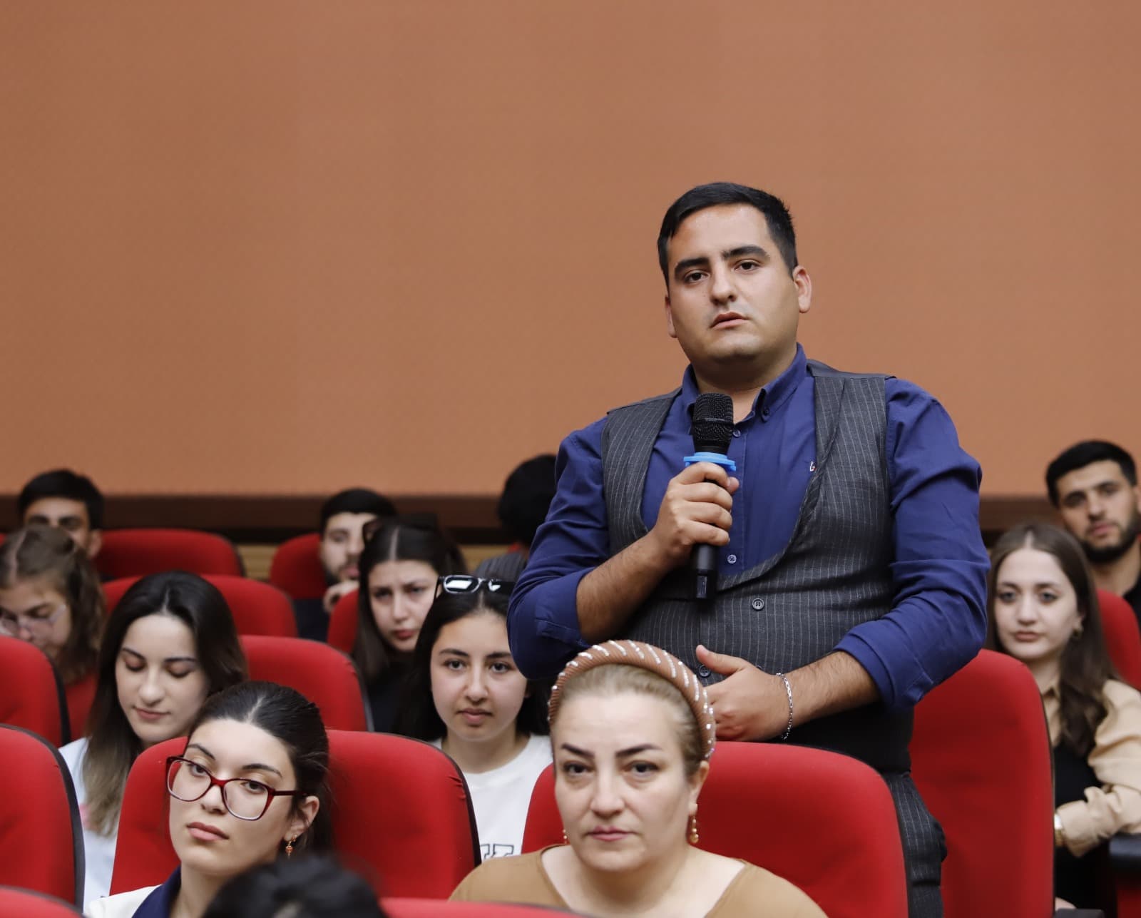 Naxçıvanın təhsil naziri tələbələrlə görüşüb