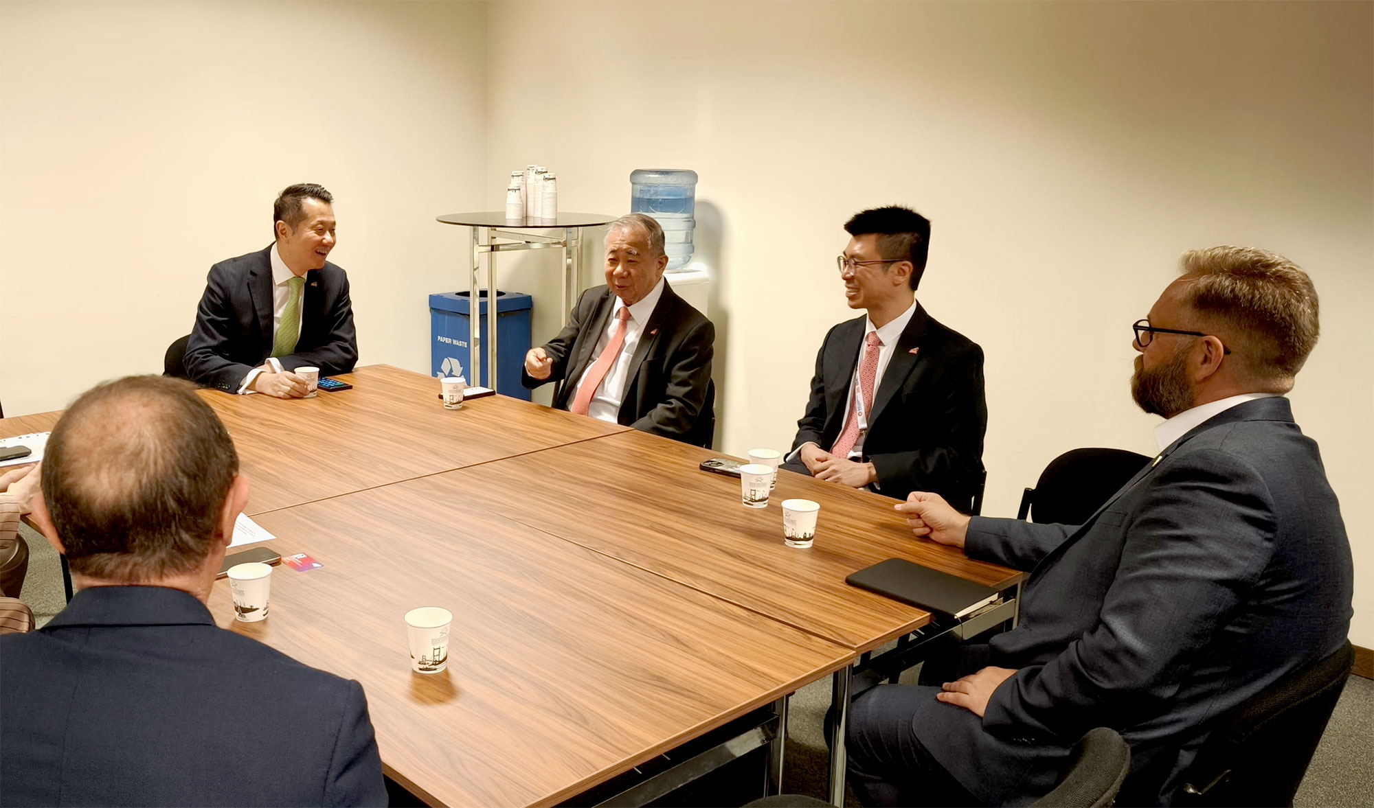 Nazir “City Hong Kong” Universiteti və “Asia Greentech” Fondunun rəhbərləri ilə görüşüb