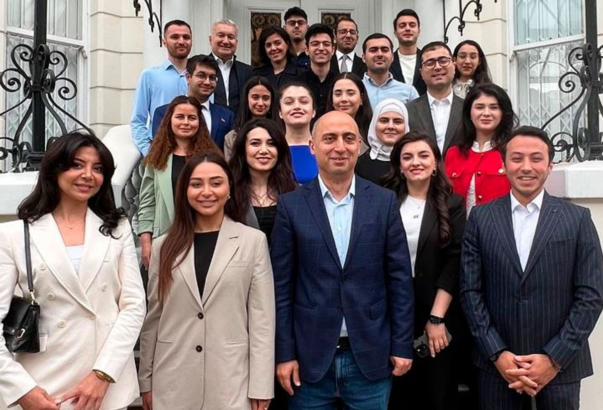 Nazir Londonda Dövlət Proqramı təqaüdçüləri ilə görüşüb 