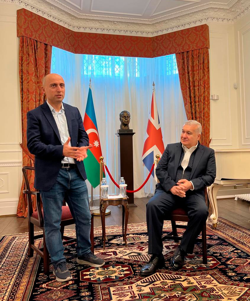 Nazir Londonda Dövlət Proqramı təqaüdçüləri ilə görüşüb