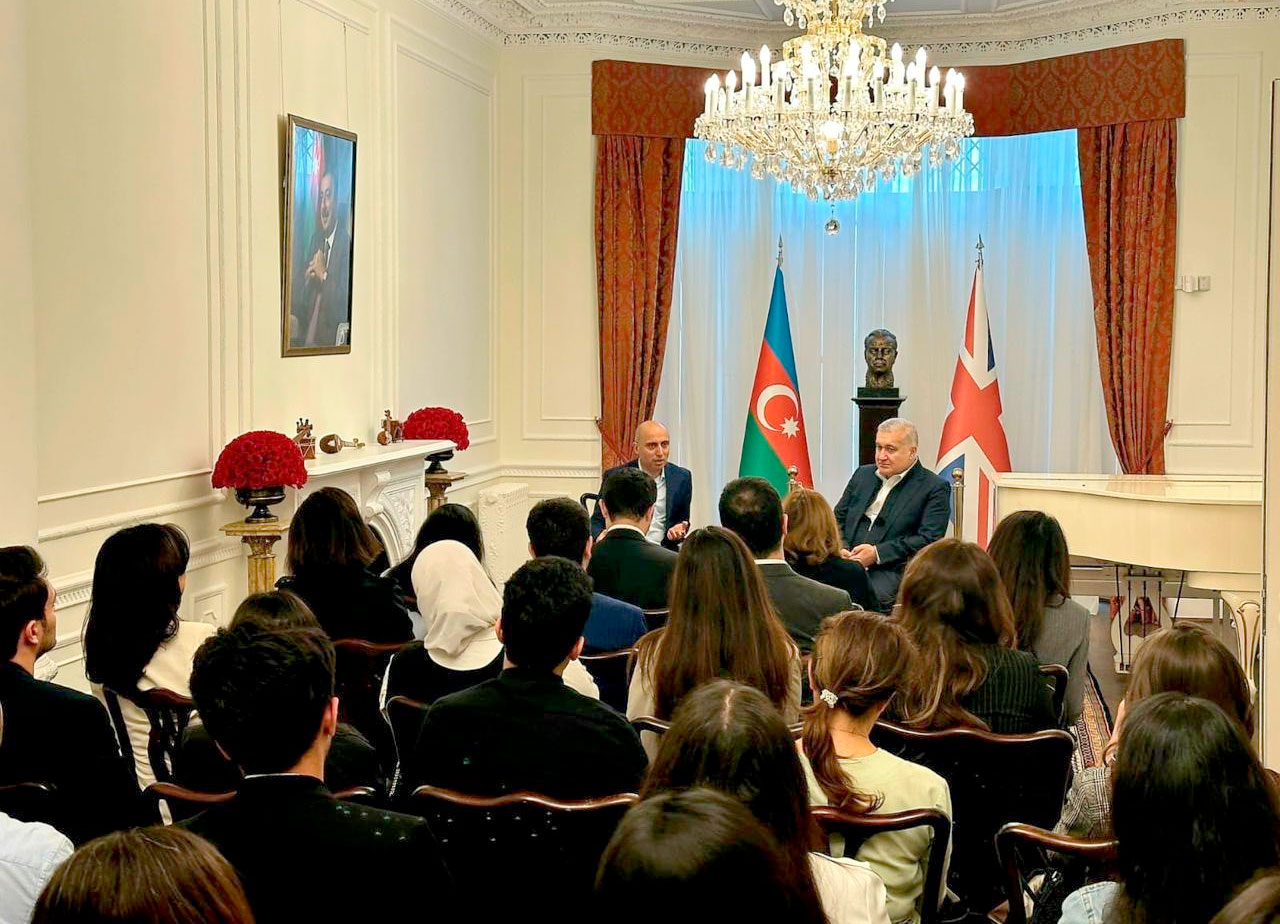 Nazir Londonda Dövlət Proqramı təqaüdçüləri ilə görüşüb