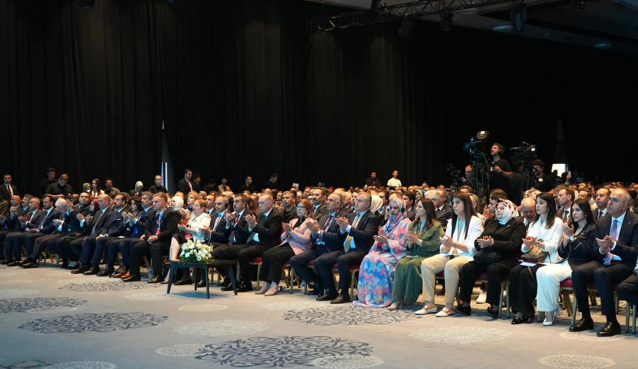 Nazir müavini İstanbulda 6-cı Beynəlxalq Təhsil Texnologiyaları Sammitində iştirak edir