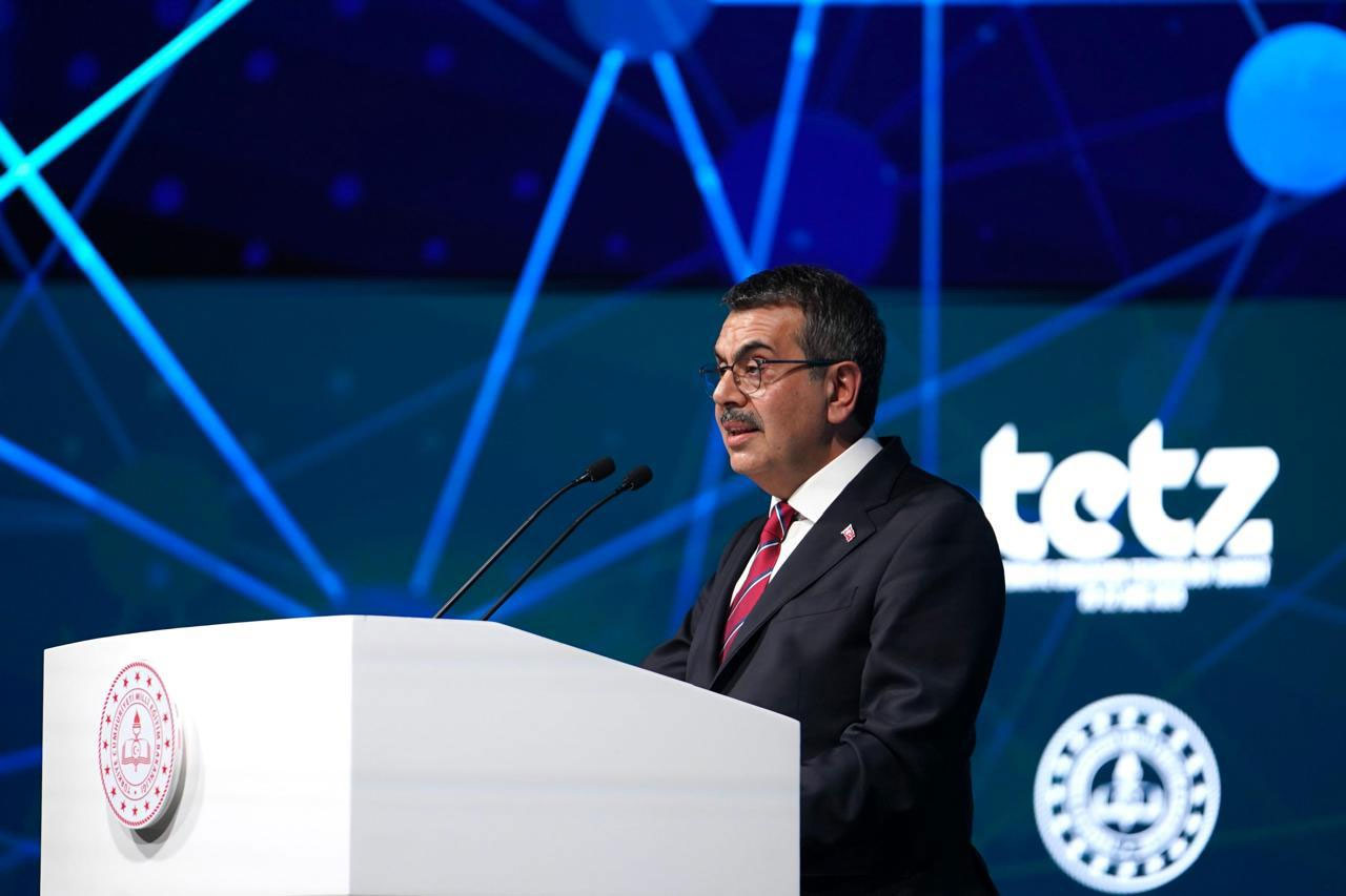 Nazir müavini İstanbulda 6-cı Beynəlxalq Təhsil Texnologiyaları Sammitində iştirak edir