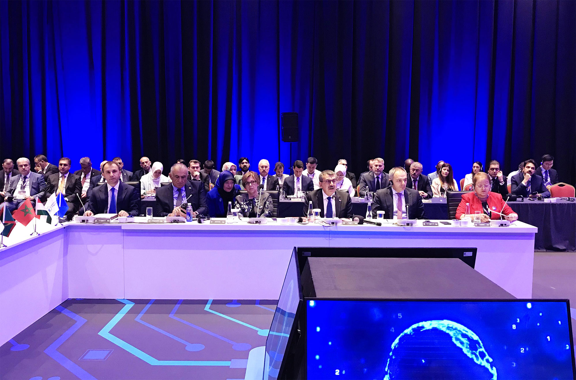 Nazir müavini İstanbulda 6-cı Beynəlxalq Təhsil Texnologiyaları Sammitində iştirak edir