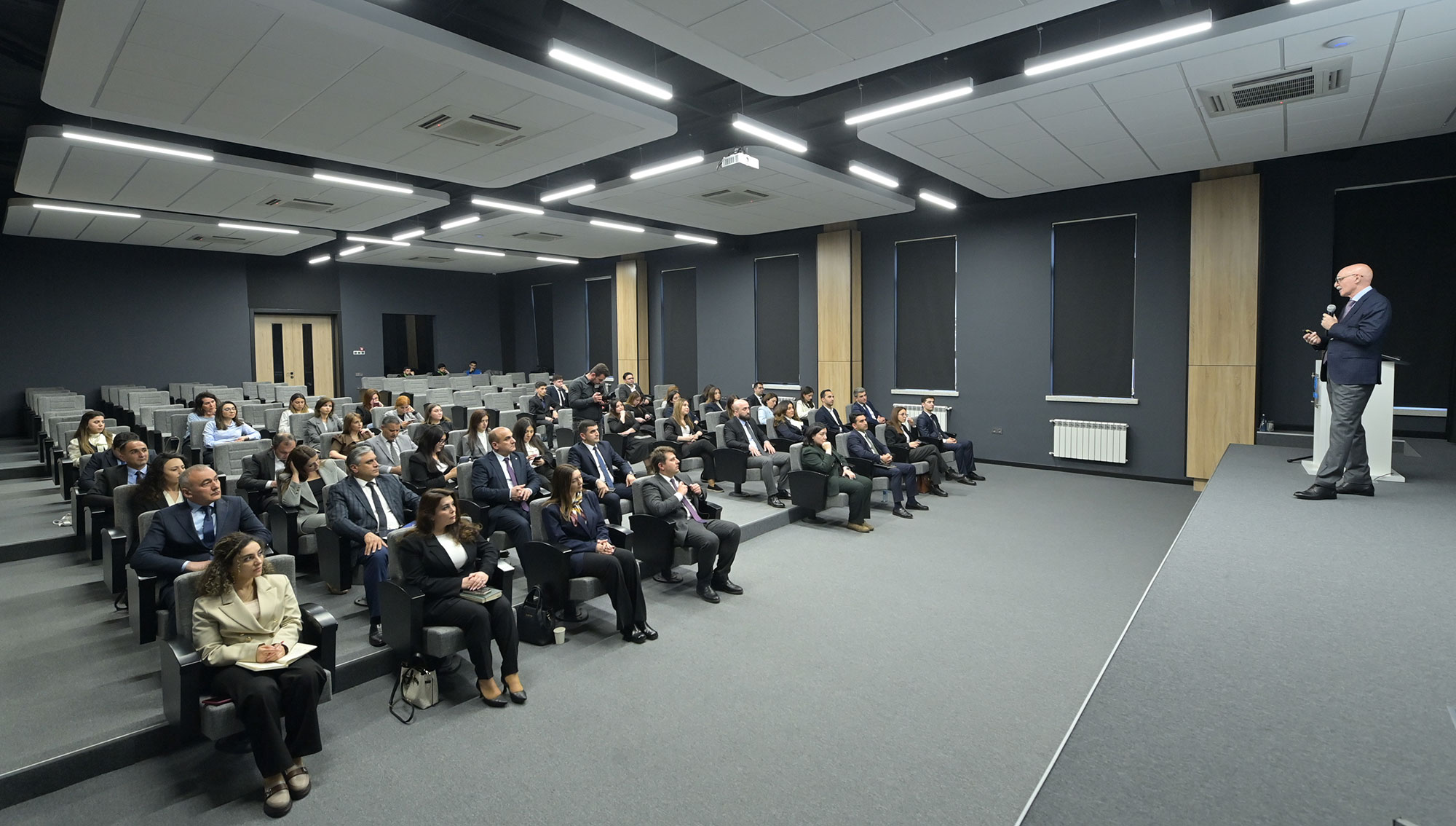 Nazir müavini nazirlik və tabe qurumların kommunikasiyaya məsul əməkdaşları ilə görüşüb