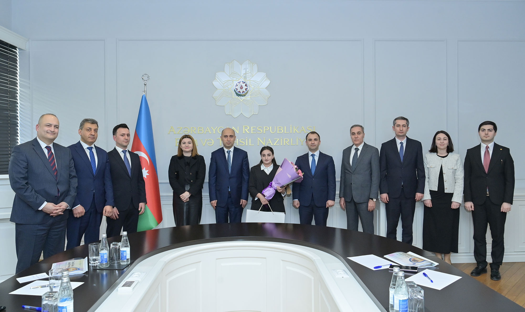 Nazir təhsil kreditləri üzrə 50 000-ci müqaviləni rəsmiləşdirən tələbə ilə görüşüb 