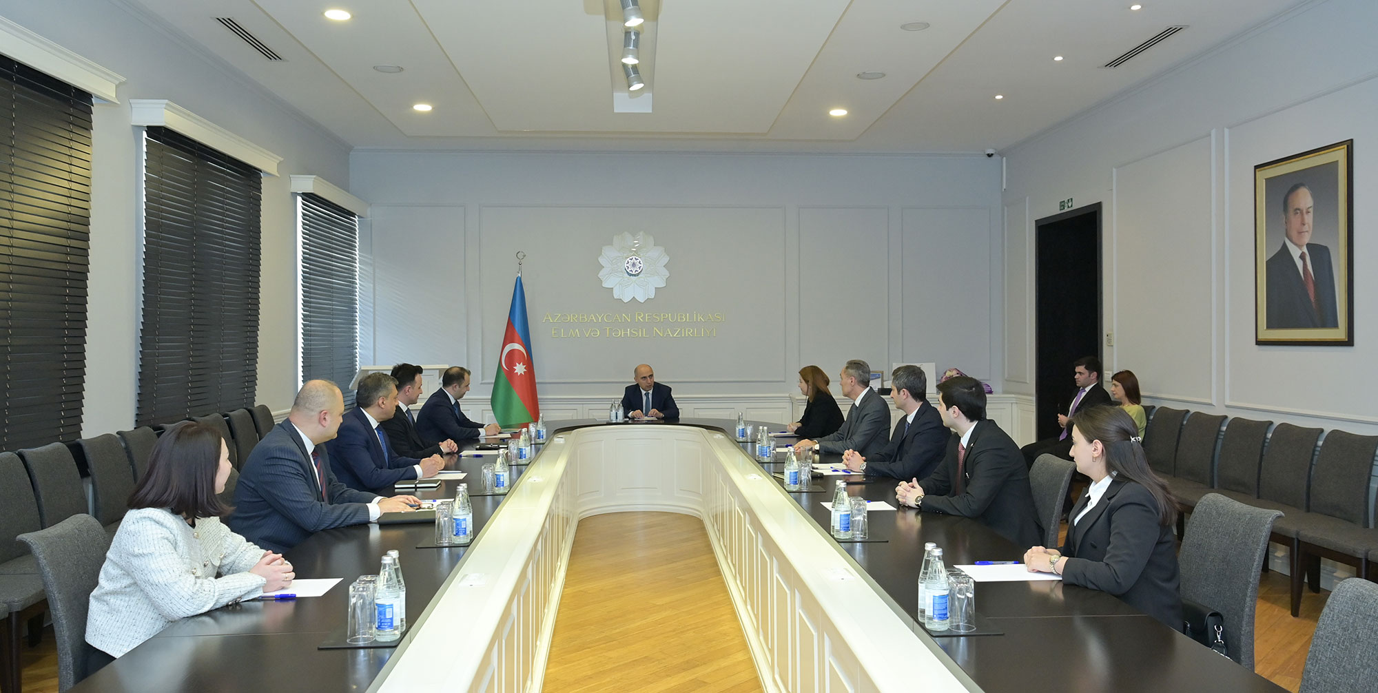 Nazir təhsil kreditləri üzrə 50 000-ci müqaviləni rəsmiləşdirən tələbə ilə görüşüb