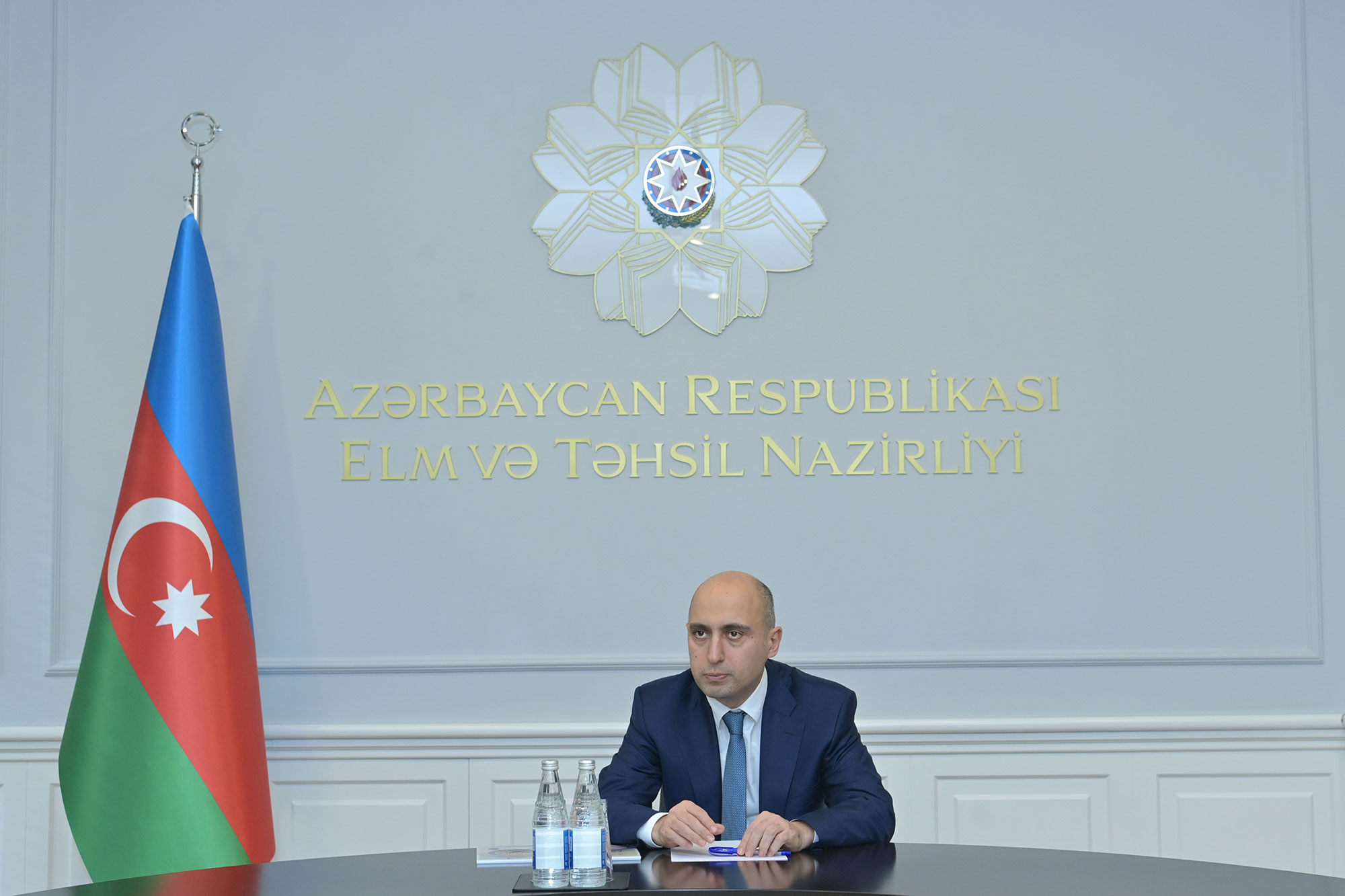 Nazir təhsil kreditləri üzrə 50 000-ci müqaviləni rəsmiləşdirən tələbə ilə görüşüb