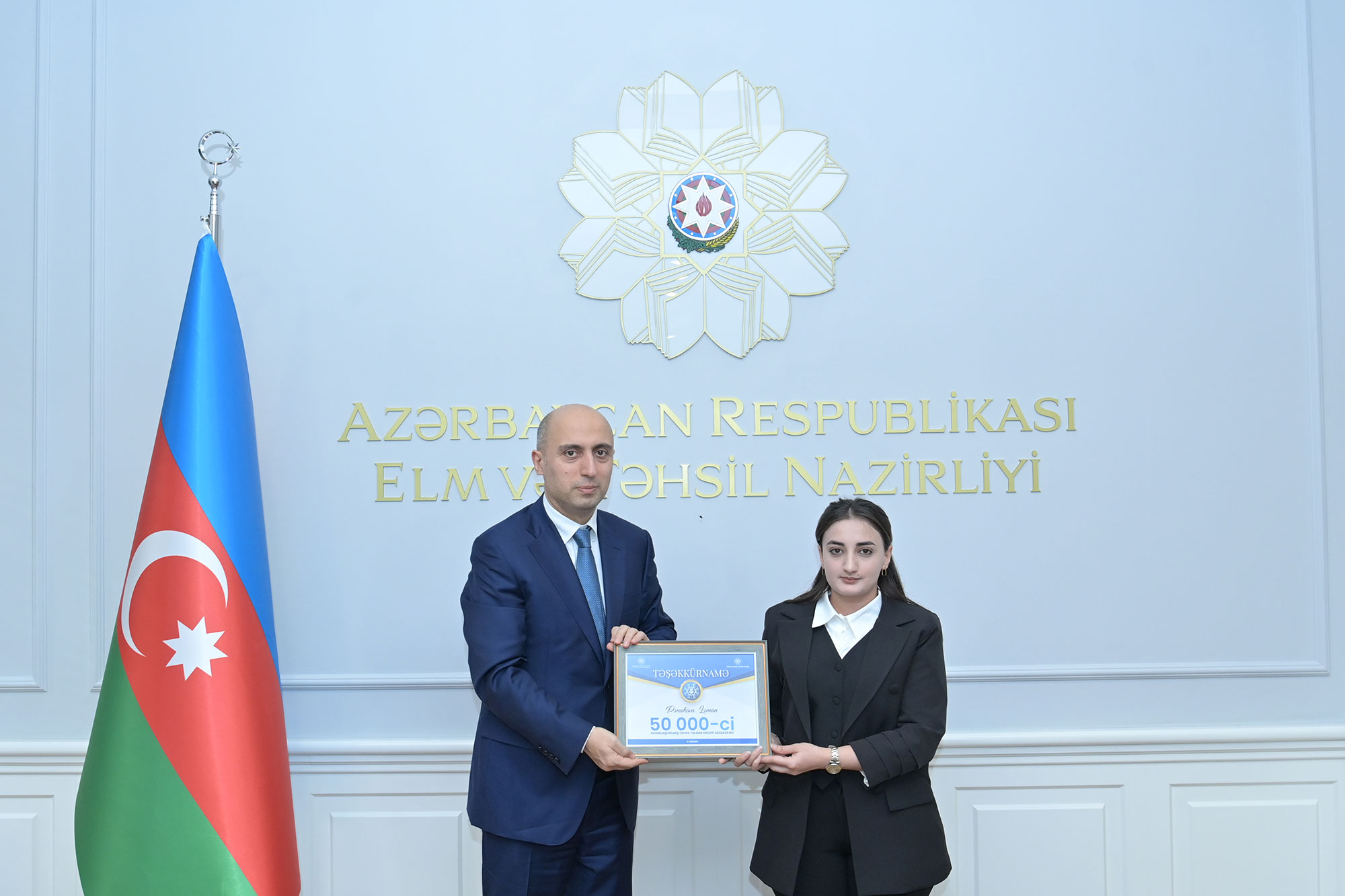 Nazir təhsil kreditləri üzrə 50 000-ci müqaviləni rəsmiləşdirən tələbə ilə görüşüb