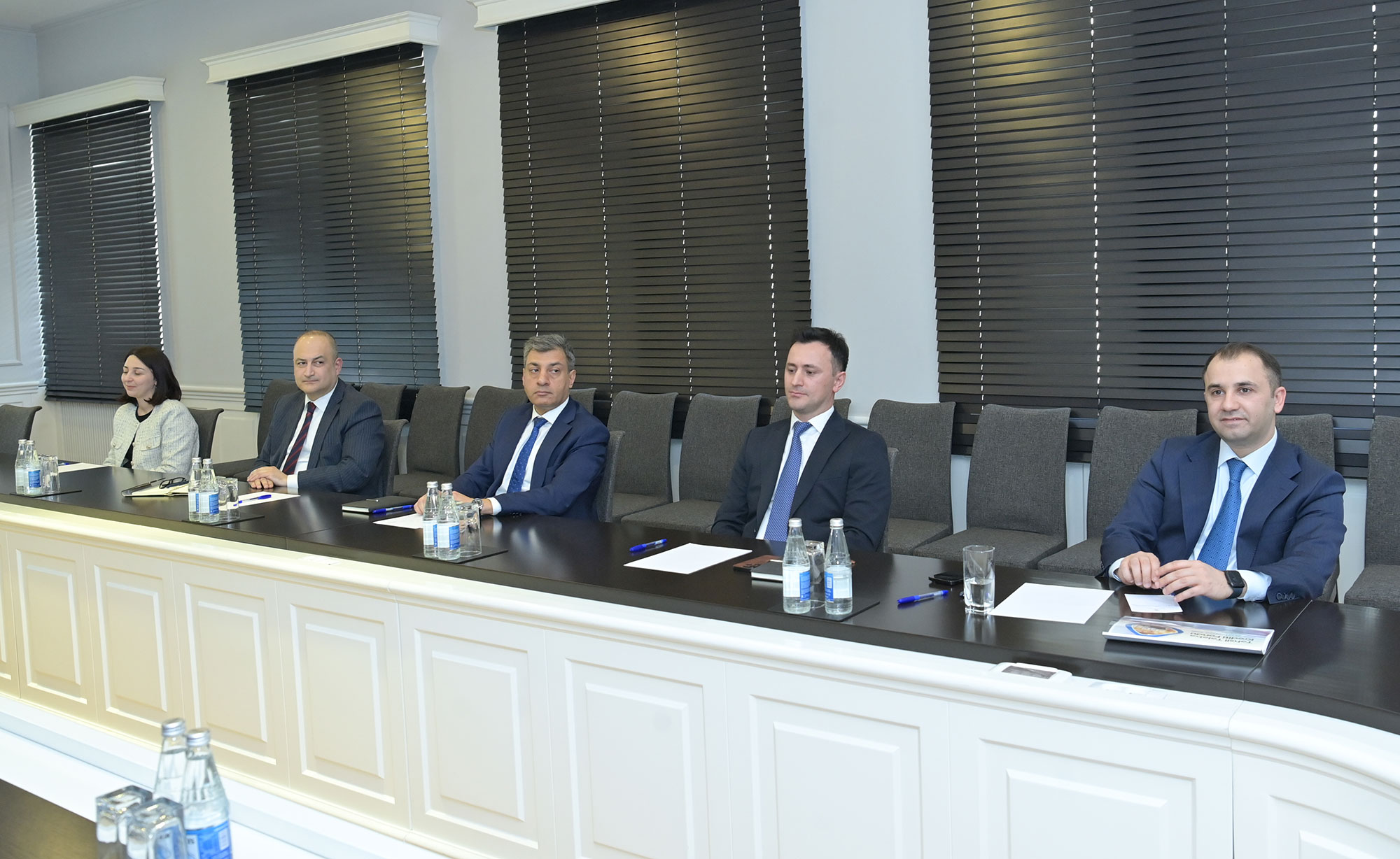 Nazir təhsil kreditləri üzrə 50 000-ci müqaviləni rəsmiləşdirən tələbə ilə görüşüb