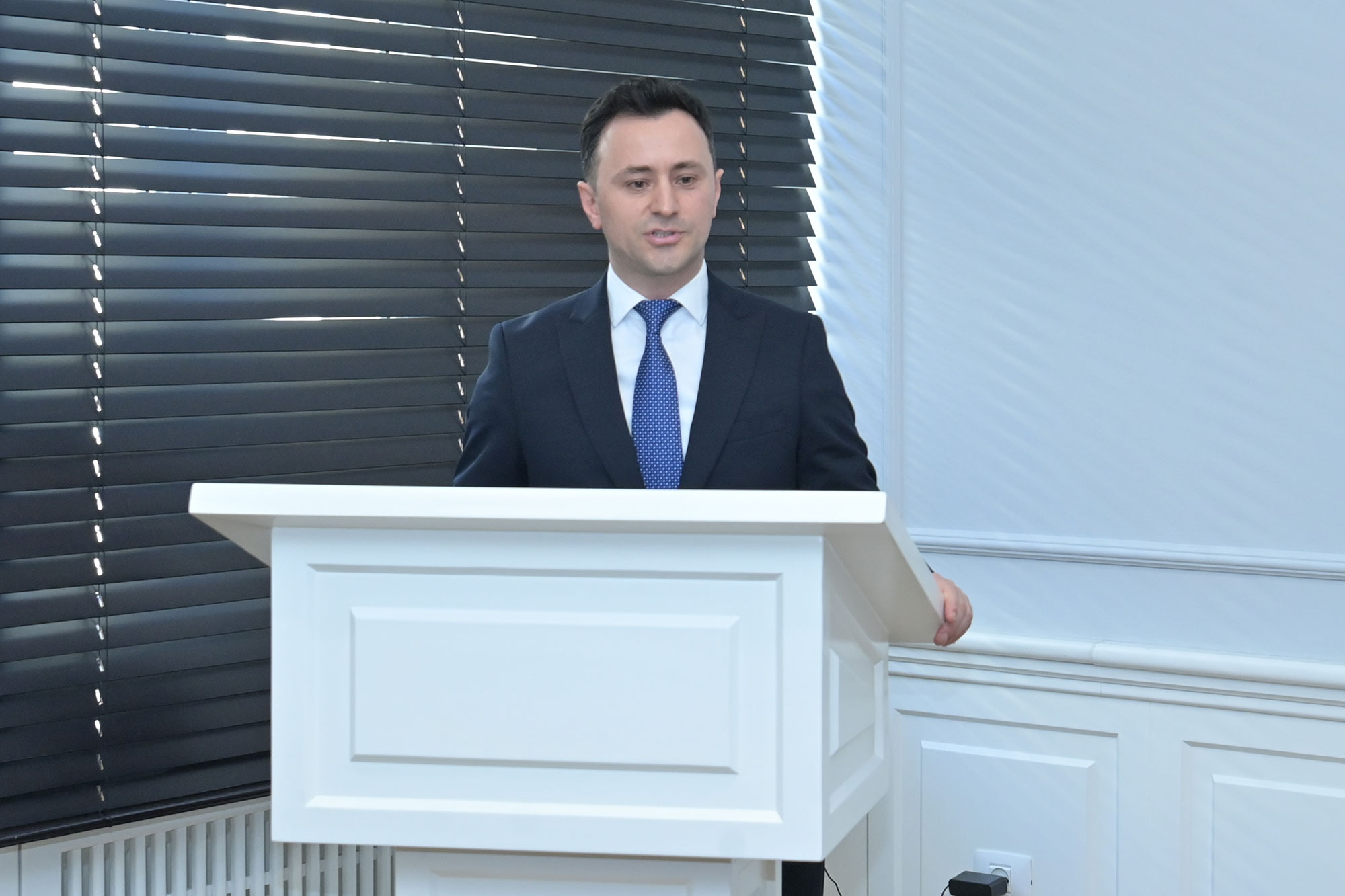 Nazir təhsil kreditləri üzrə 50 000-ci müqaviləni rəsmiləşdirən tələbə ilə görüşüb