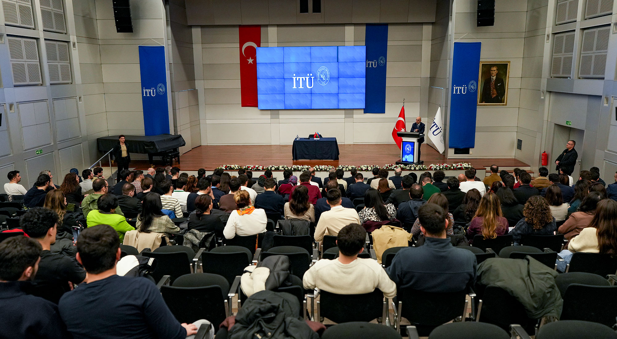 Nazir Türkiyədə təhsil alan azərbaycanlı doktorantlarla görüşüb