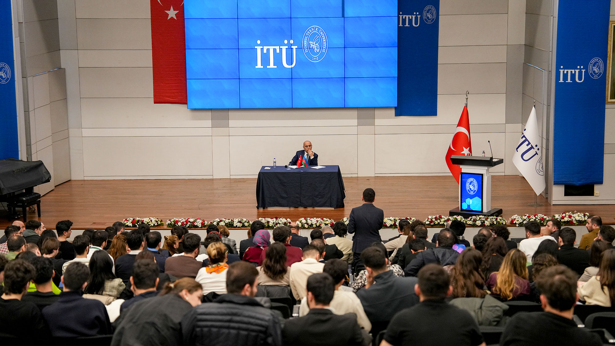 Nazir Türkiyədə təhsil alan azərbaycanlı doktorantlarla görüşüb