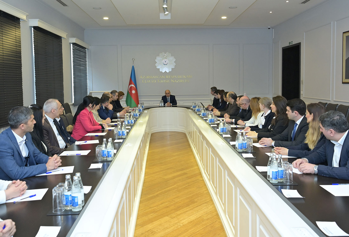 Nazir yüksək elmi nailiyyətləri olan alimlərlə görüşüb 