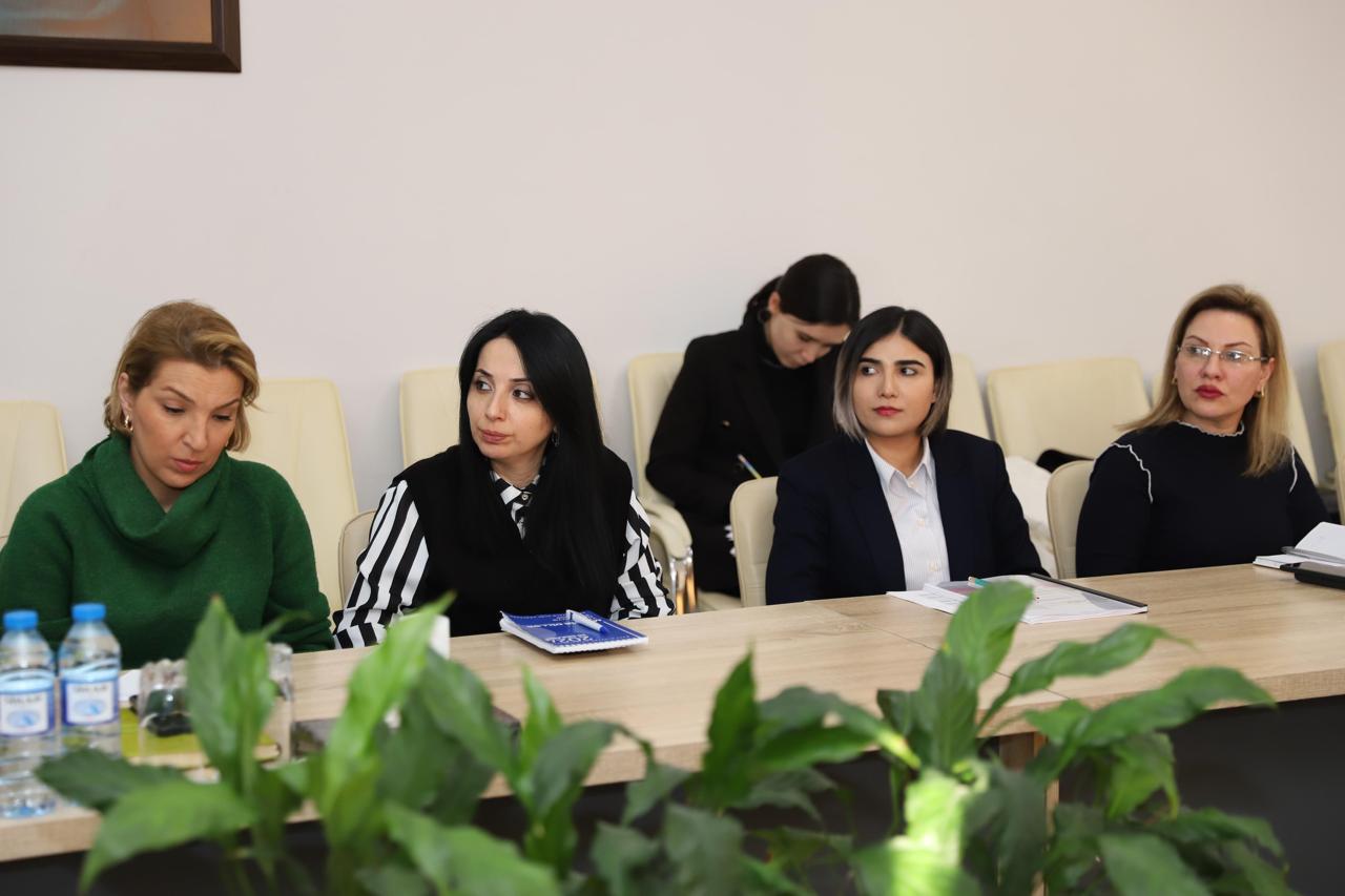  Xarici dil fənn kurikulumunun müzakirəsi keçirilib