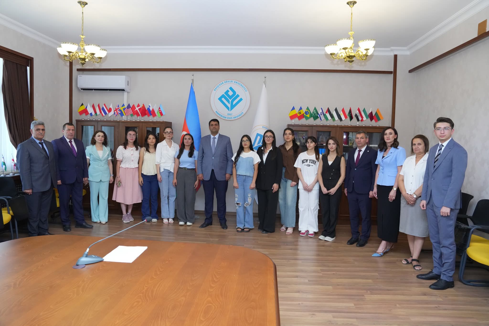 NDU-nun rektoru beynəlxalq təqaüd proqramının qalibləri ilə görüşüb 