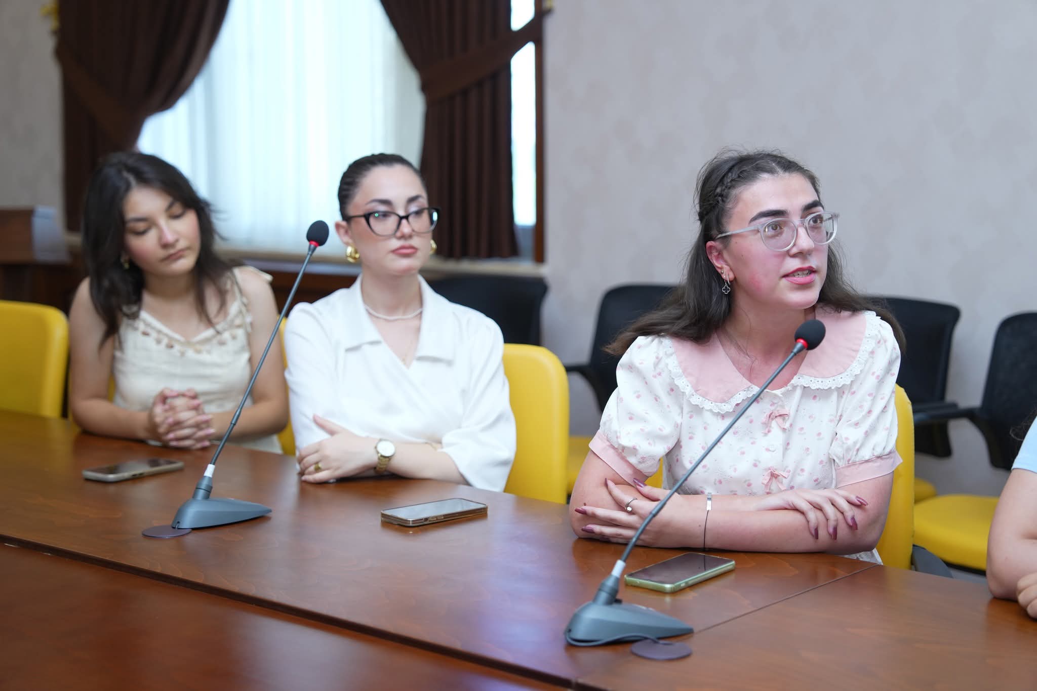 NDU-nun rektoru beynəlxalq təqaüd proqramının qalibləri ilə görüşüb