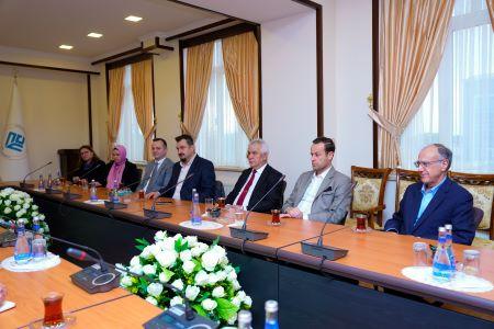 NDU-nun rektoru Elbrus İsayev əcnəbi professorlar ilə görüşüb